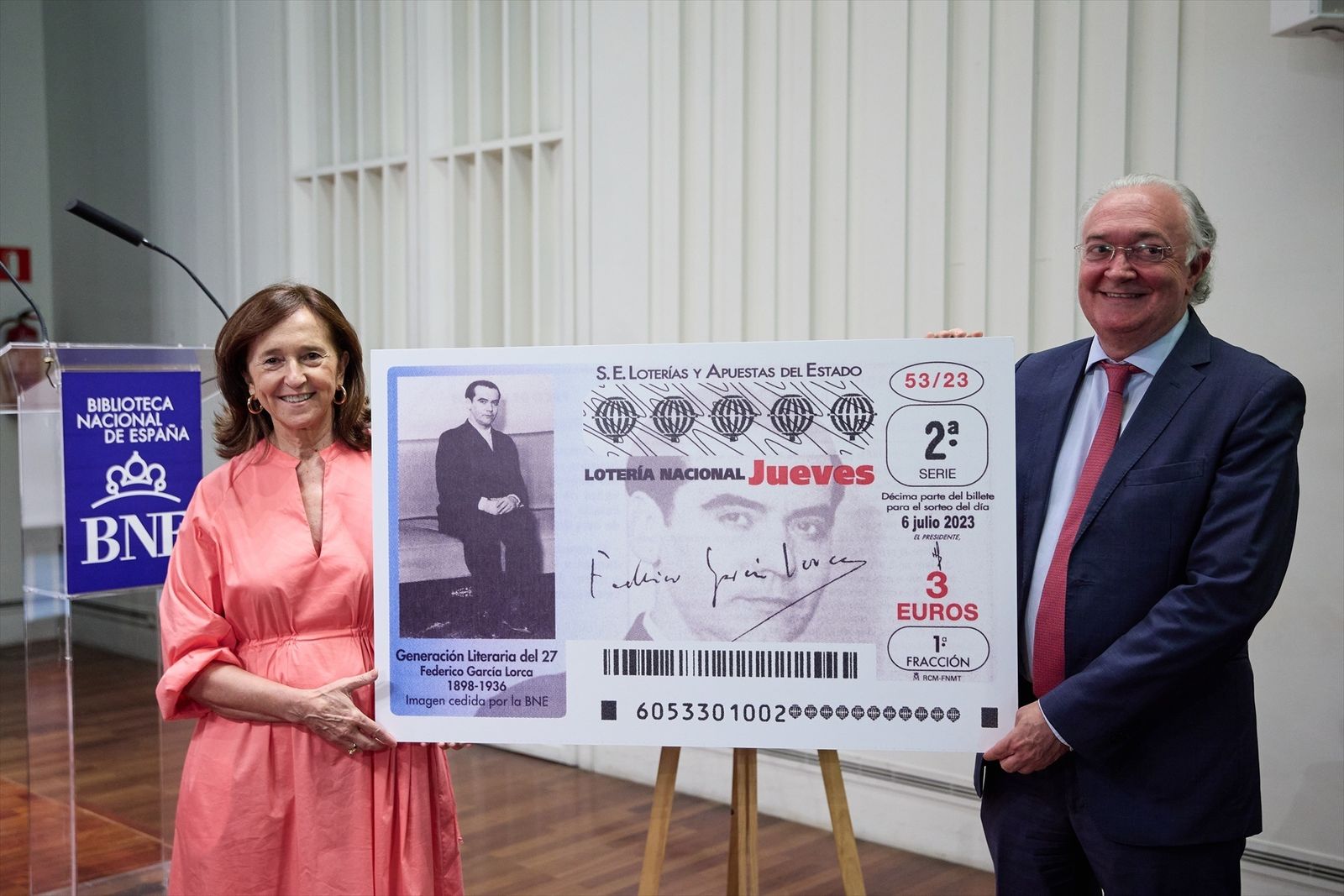 Ana Santos Aramburo  y Jesús Huerta Almendro durante la presentación de la colección de décimos dedicados a la Generación del 27