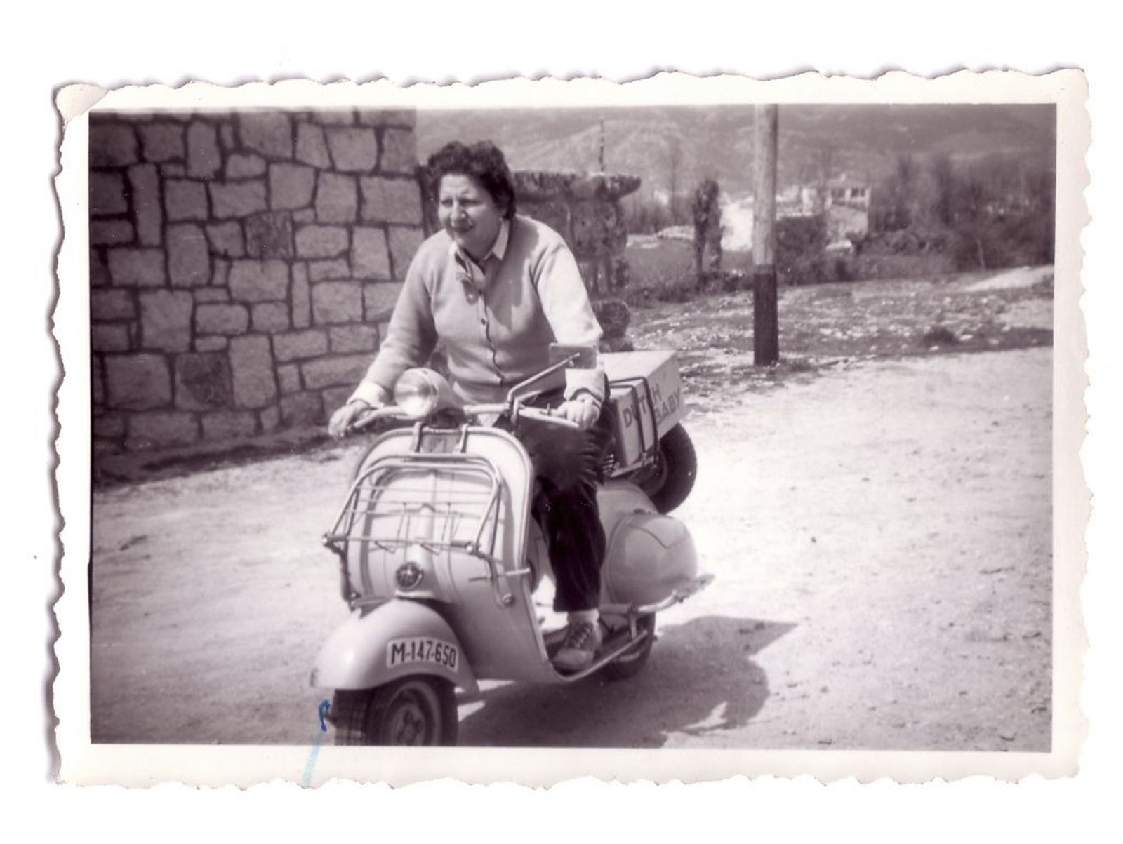 Gloria Fuertes, en Vespa, por Soto del Real en 1958