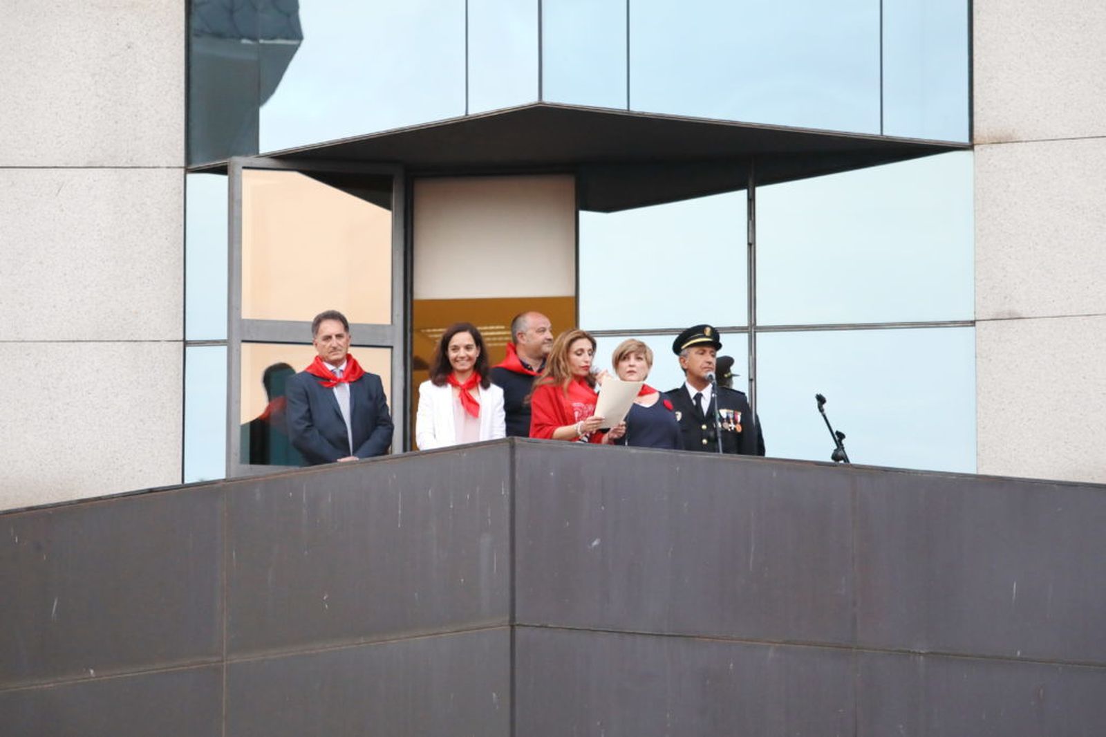 Pregón de la Coral Polifónica de Getafe desde el balcón del Ayuntamiento en 2018