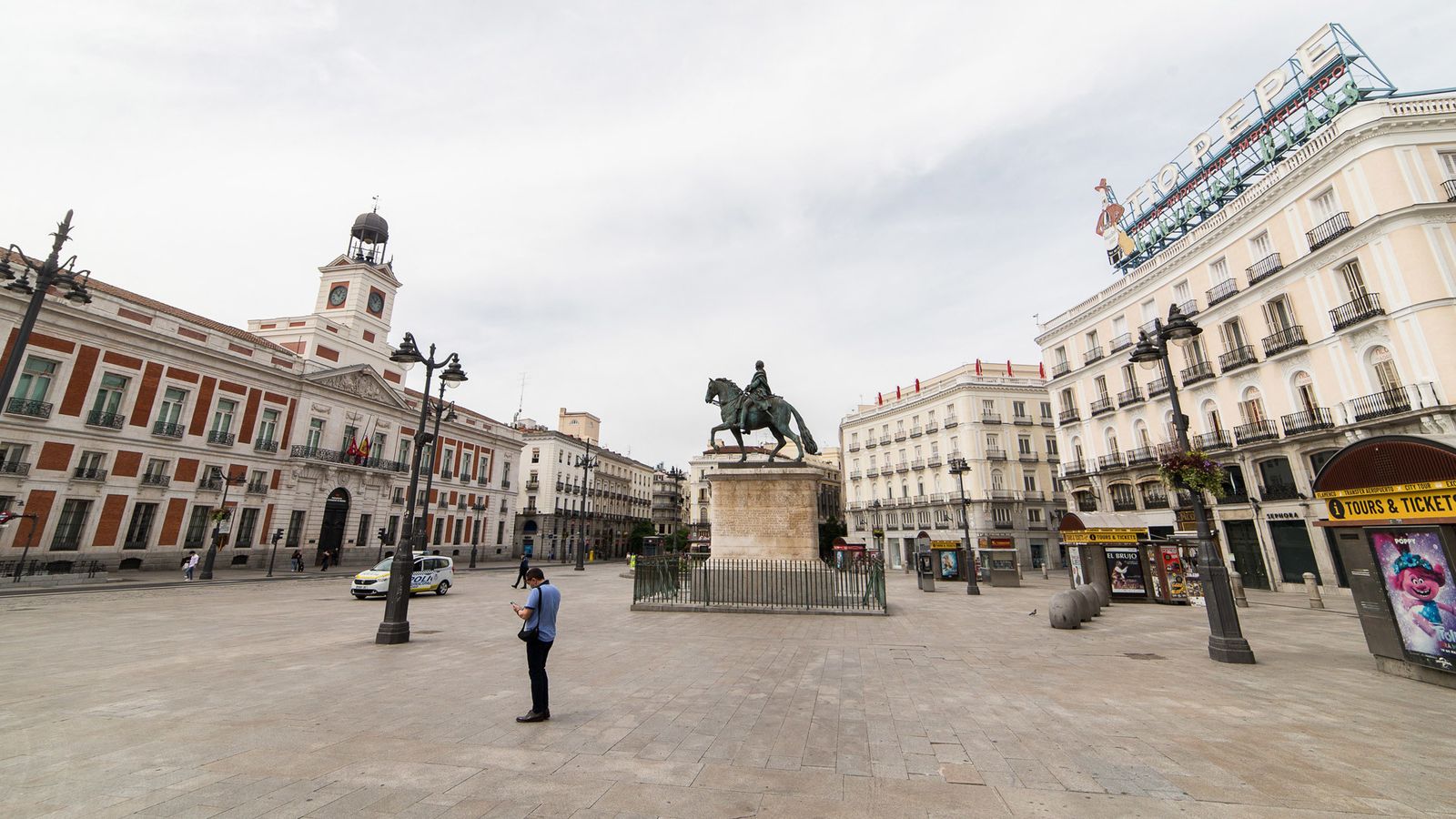 Ambiente de la Puerta del Sol de la capital durante el día 54 del estado de alarma en Madrid por la crisis del Covid-19
