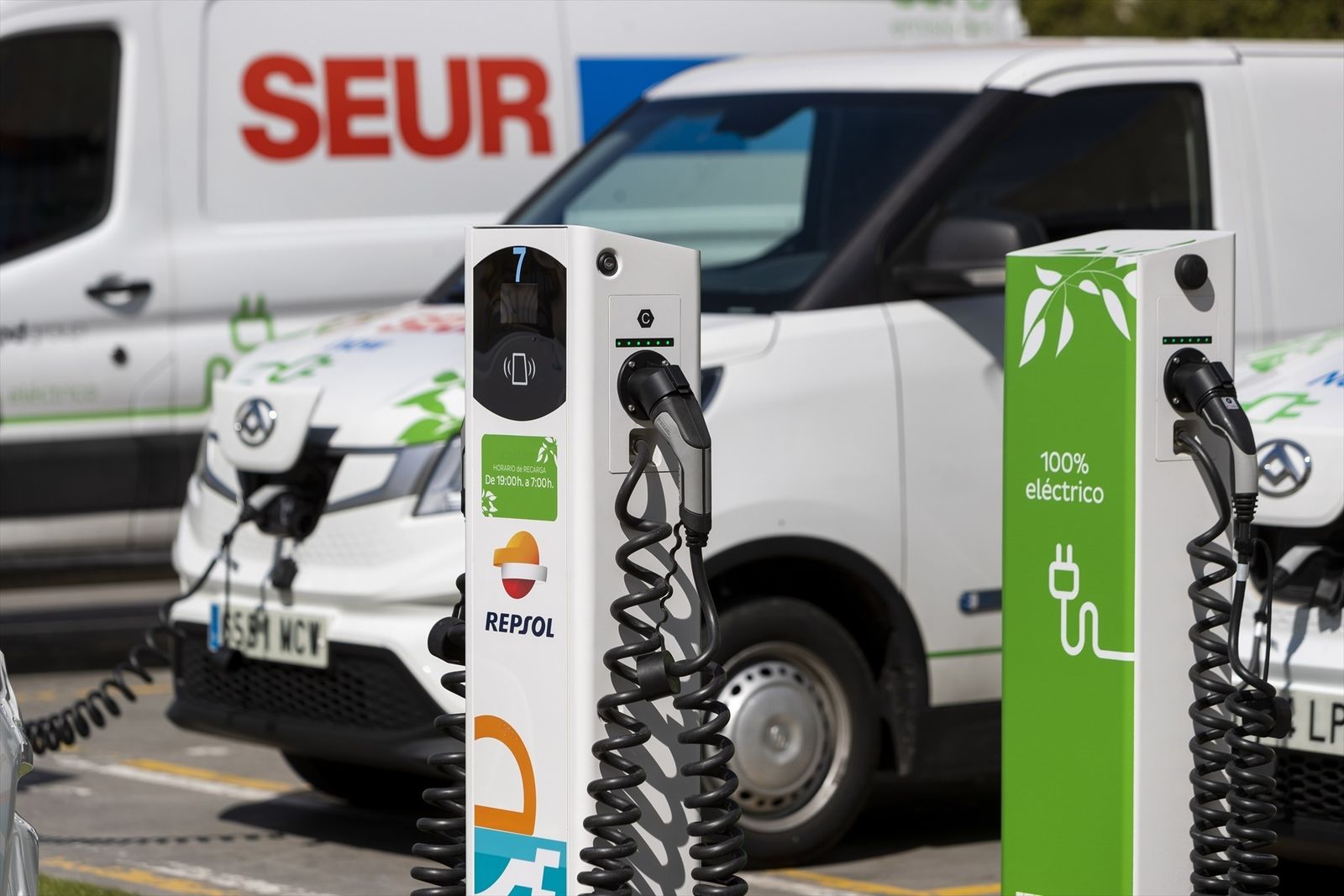 Vehículos industriales en una estación de recarga eléctrica