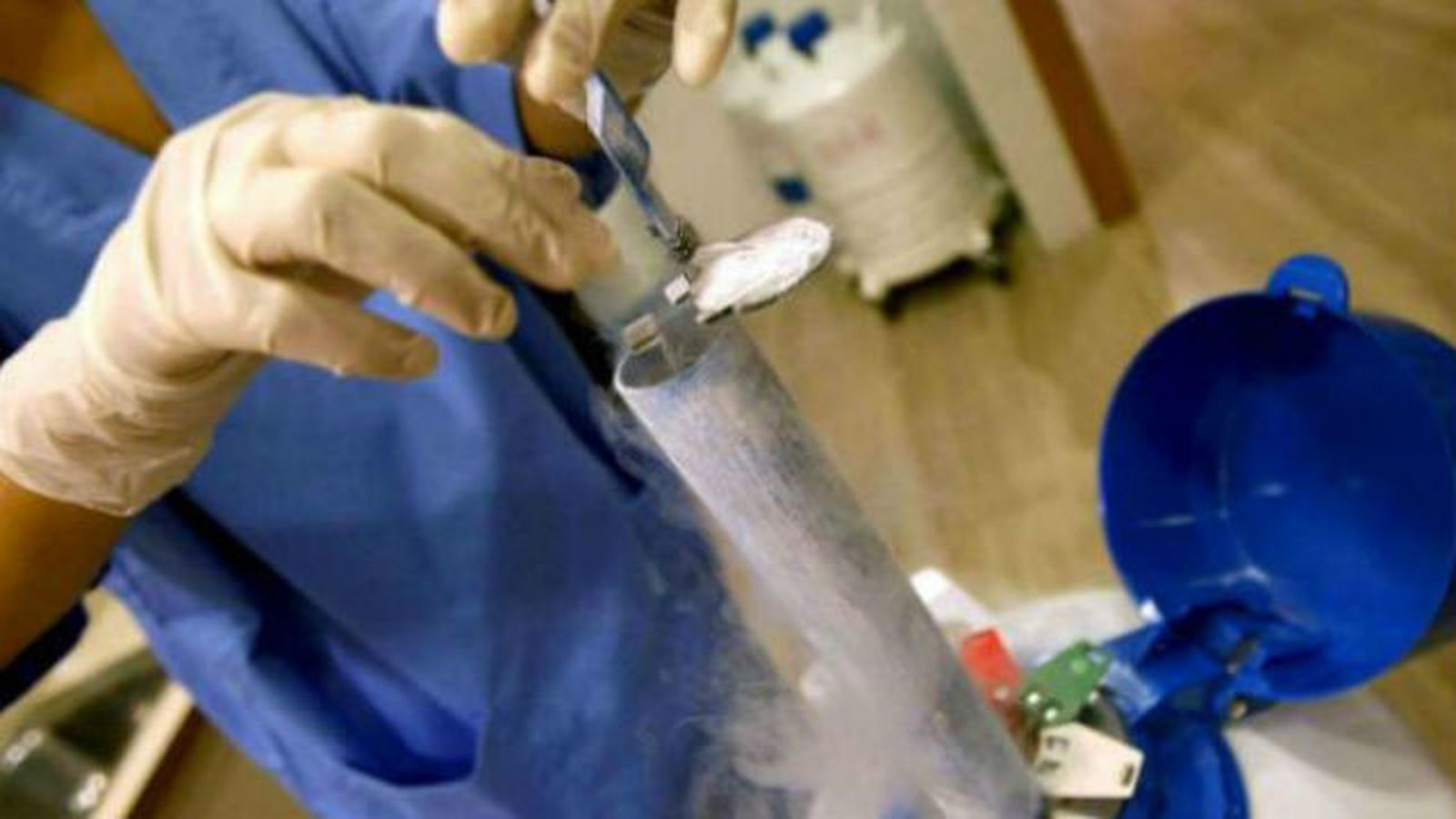 Una mujer da a luz gracias al tejido ovárico que congeló antes de la pubertad