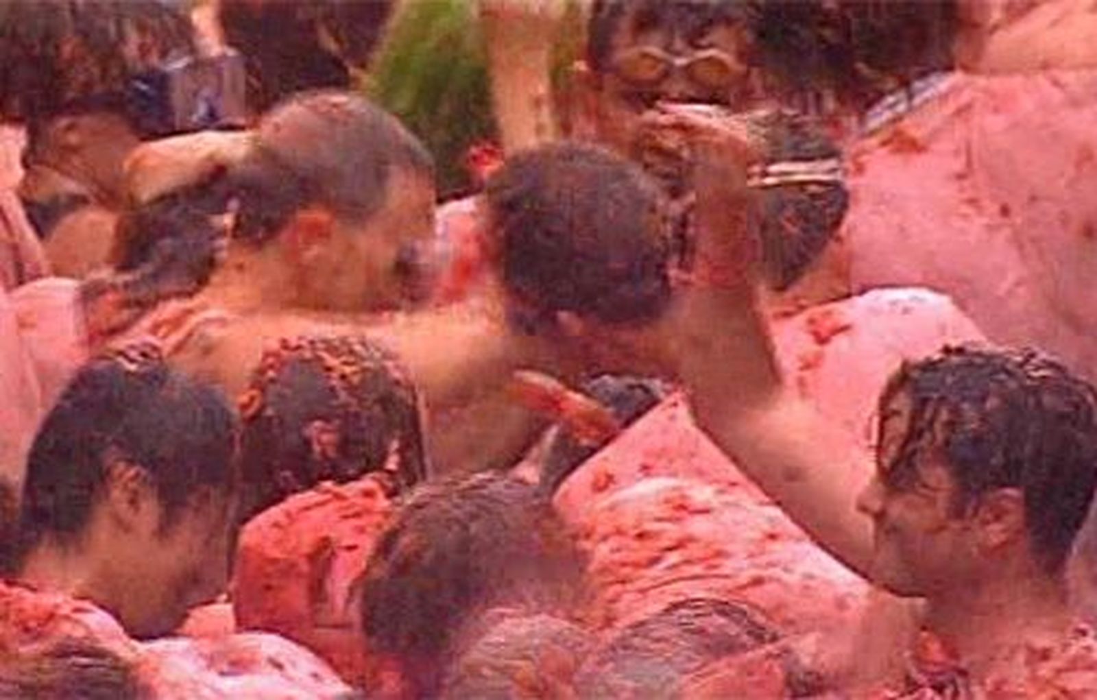 La lluvia adelanta el inicio de la primera Tomatina de pago y pasada por agua