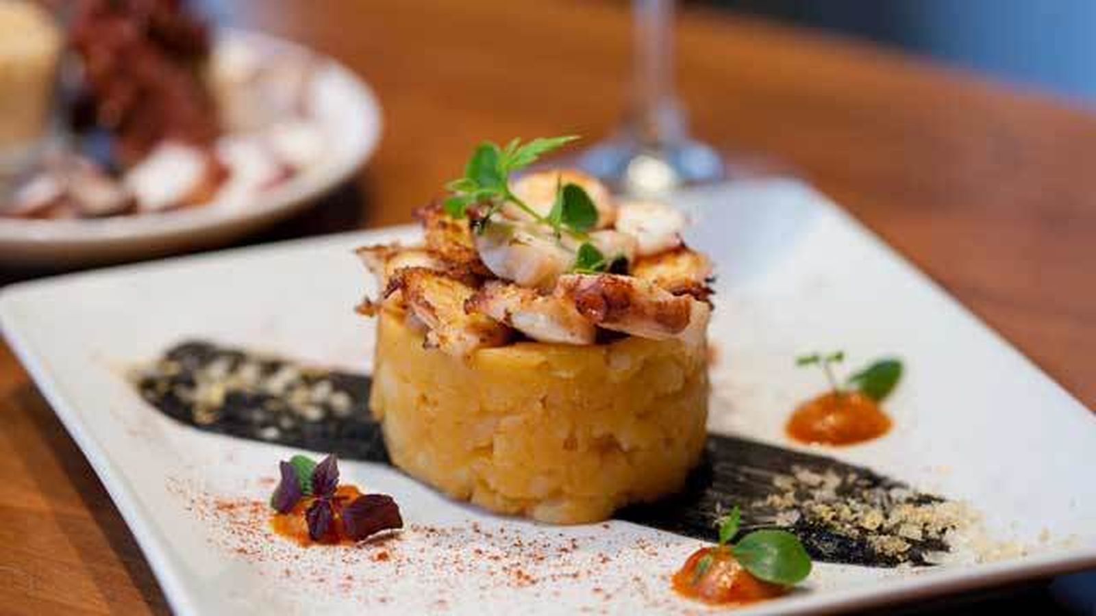 Coulant de pulpo con yema de codorniz y salsa americana decorada con sal de oro, en La Factoría