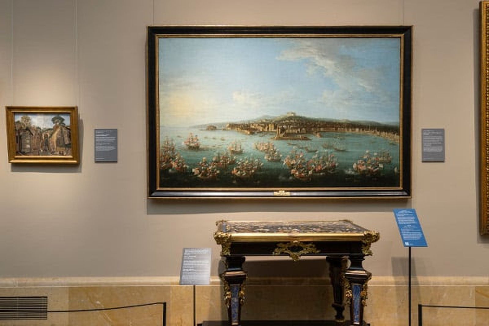 Sala 89 del edificio Villanueva con la obra Partida de Carlos de Borbón a España, vista desde el mar, de Antonio Joli. Foto
