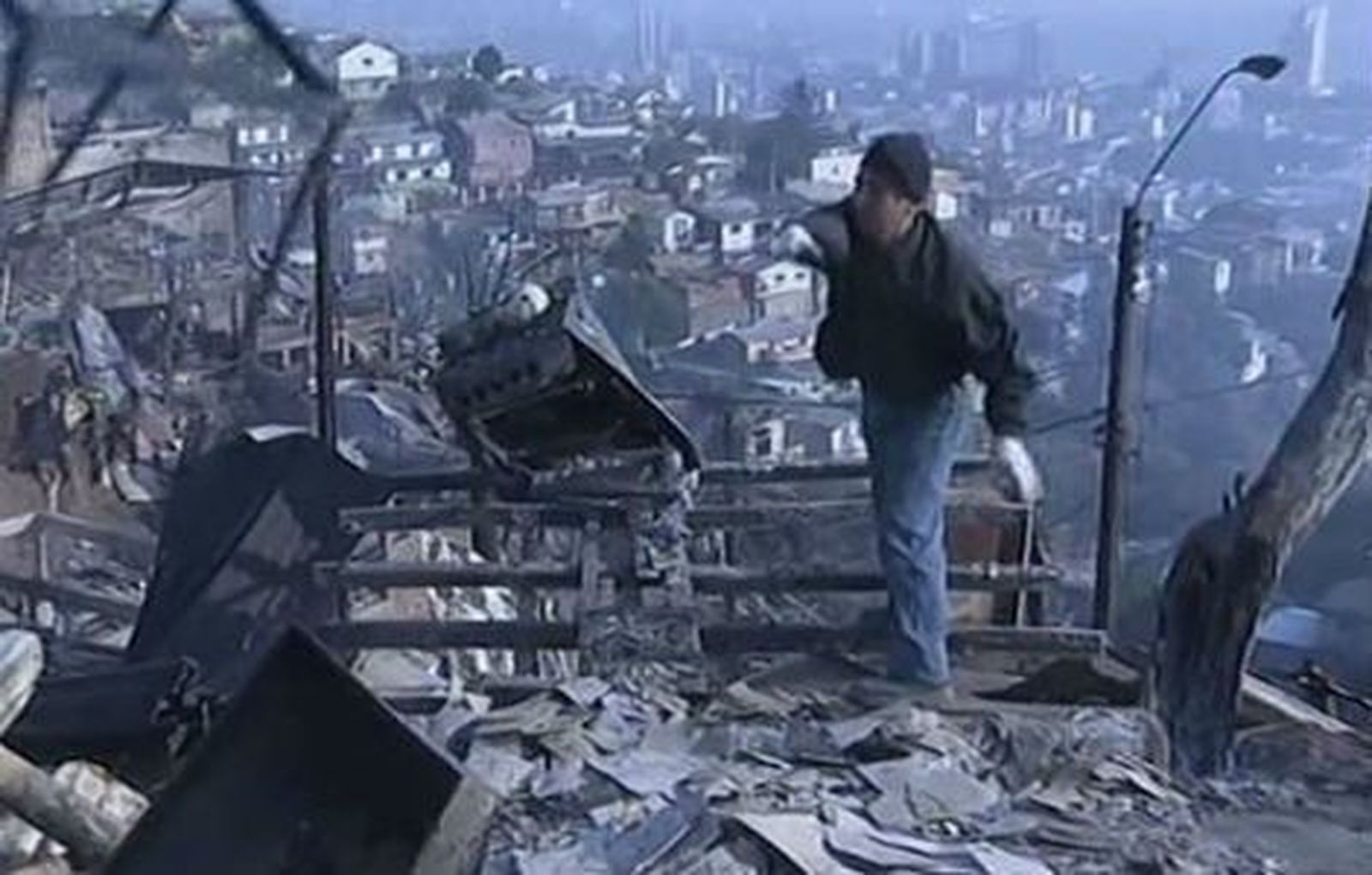 Ya son 15 los muertos y 2.200 las casas destruidas por incendio en Valparaíso