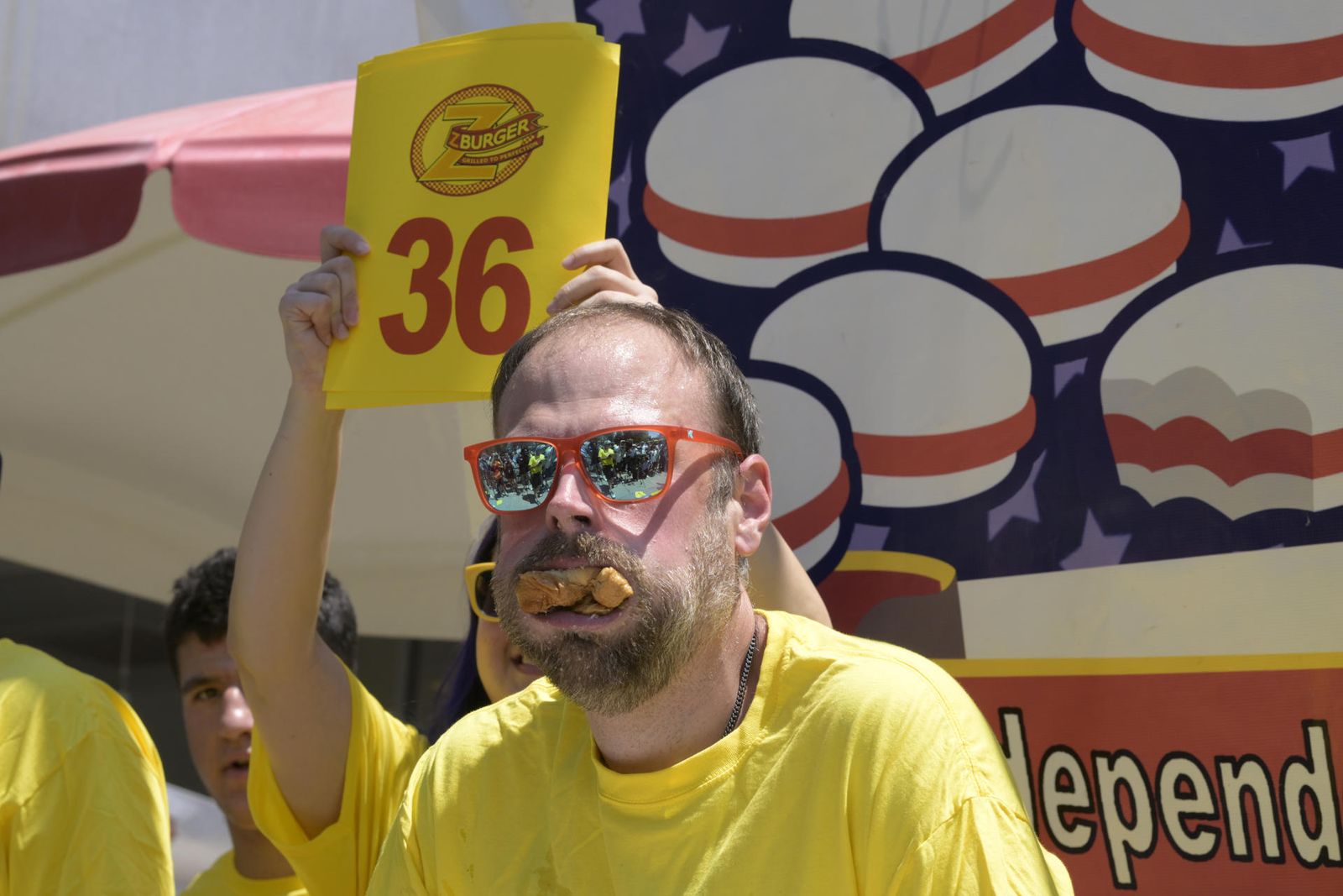 El concursante Dan 'Killer' Kennedy en el concurso de comer hamburguesas