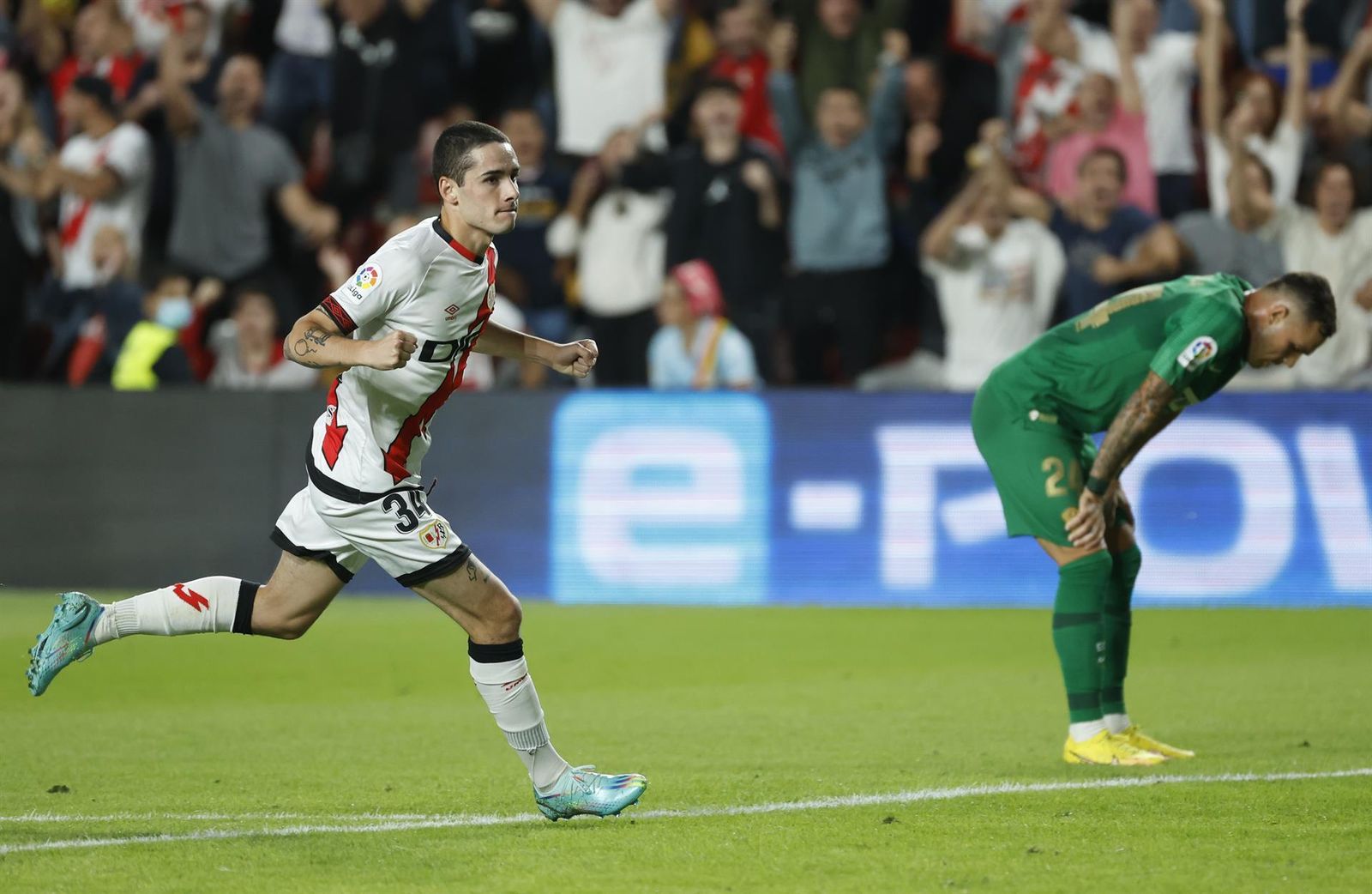 Sergio Camello celebra un gol ante el Elche