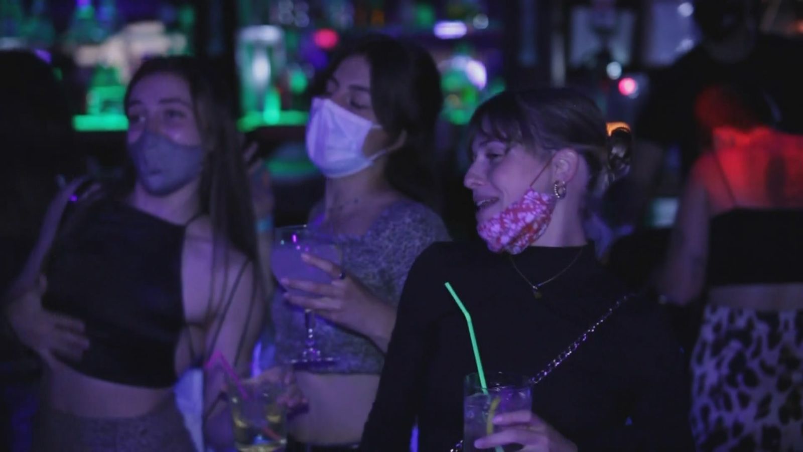 Jóvenes en un local nocturno