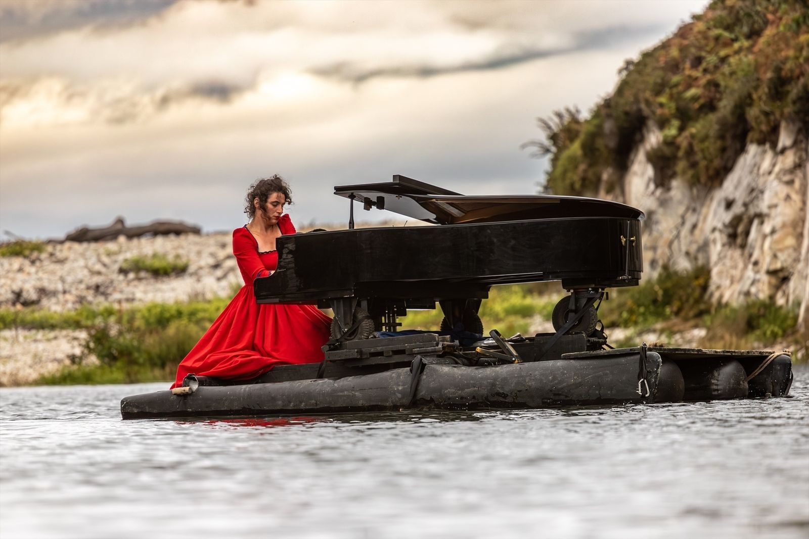 Espectáculo "La Pianista Roja", con Violette Prevost al piano