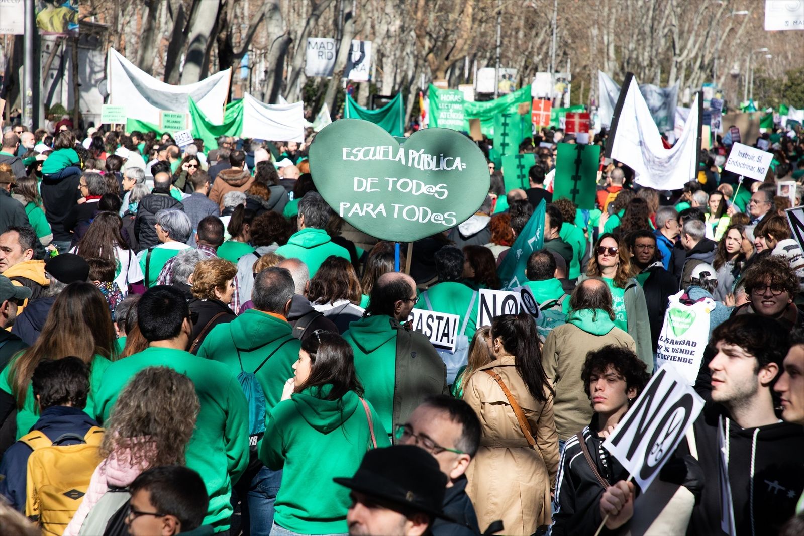 Decenas de personas durante una manifestación por la educación pública, a 23 de febrero de 2025, en Madrid