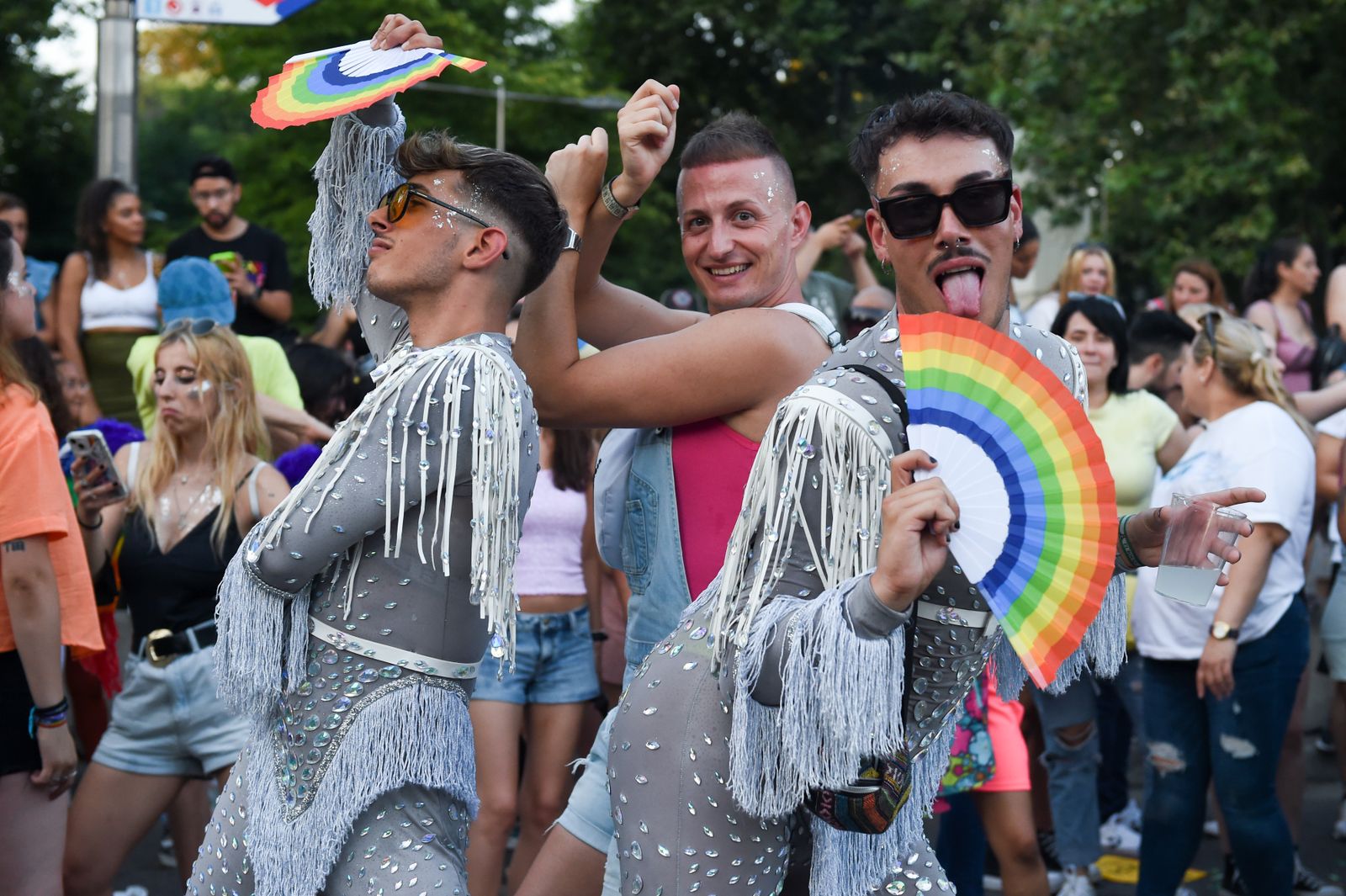 Varias personas en la manifestación por el Orgullo LGTBIQ+