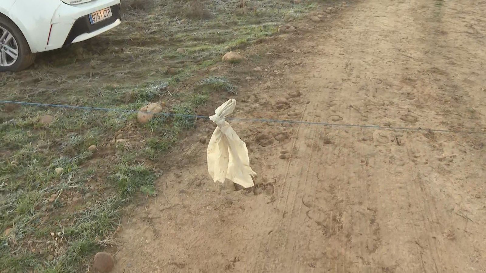 Sufre un accidente en bicicleta por unos cables tensados en un camino de Valdepiélagos