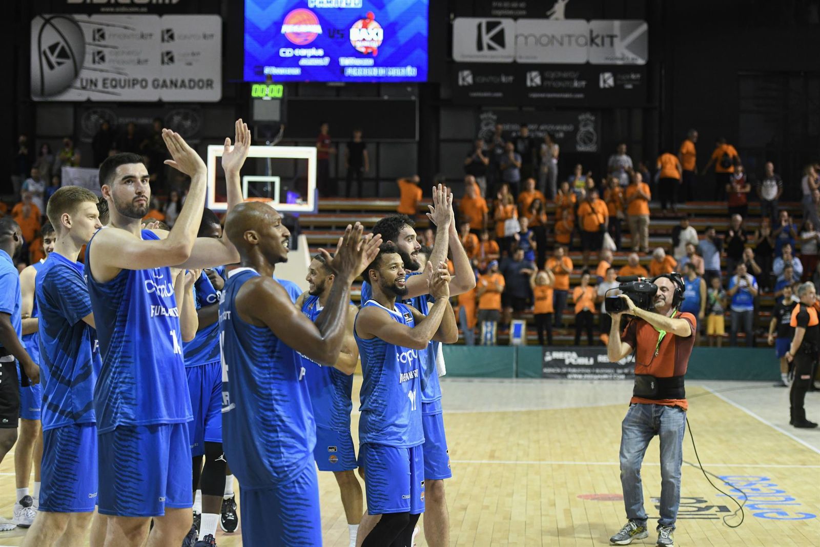 El Fuenlabrada aplaude a su afición tras obtener la primera victoria del curso