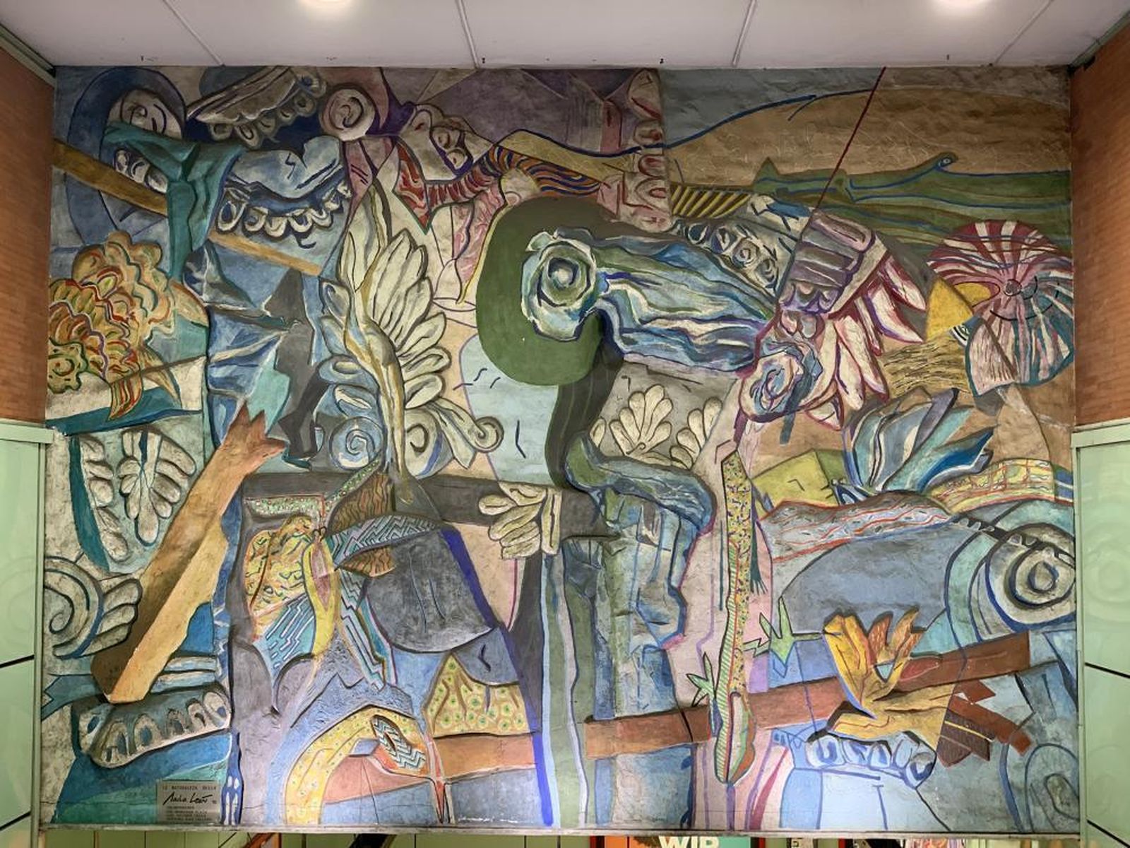 Mural obra de Paola León en la estación de Ciudad Universitaria