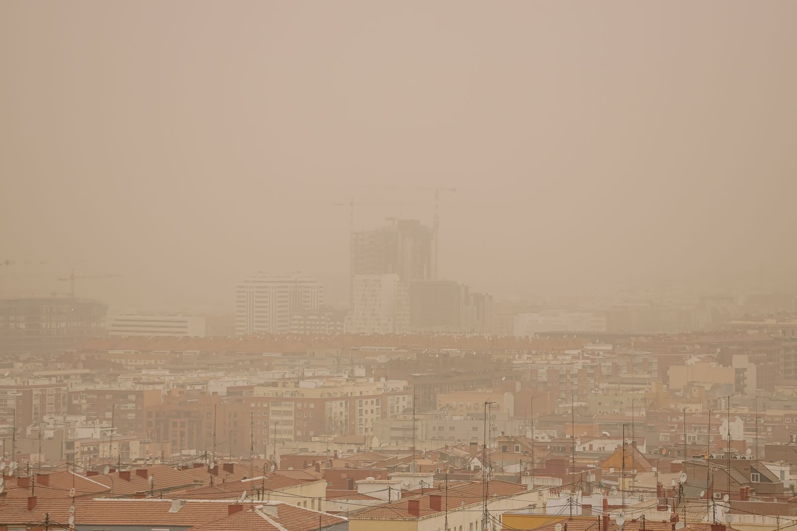 Lluvia de barro en Madrid: las imágenes de la 'Filomena naranja'
