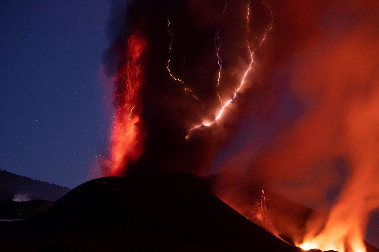 El volcán de La Palma cumple dos meses y supera las 1.000 hectáreas arrasadas