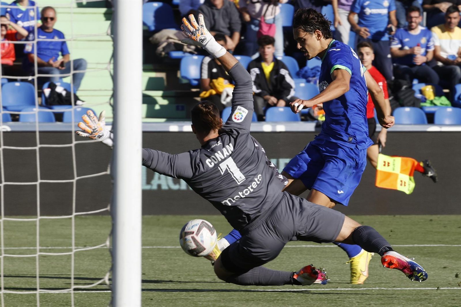 El delantero turco del Getafe Enes Ünal trata de batir al portero argentino del Cádiz Jeremías Ledesma
