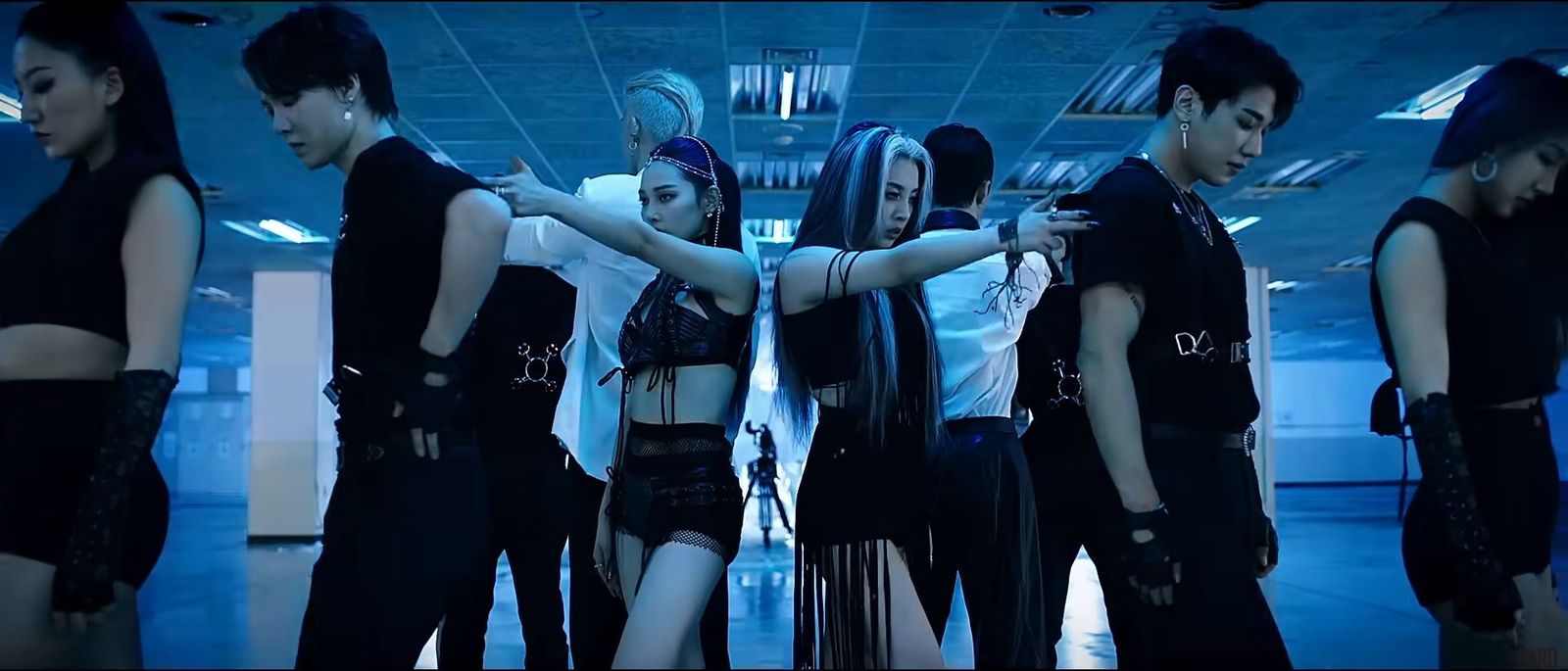 Fotograma del mv de 'Gunshot' de KARD