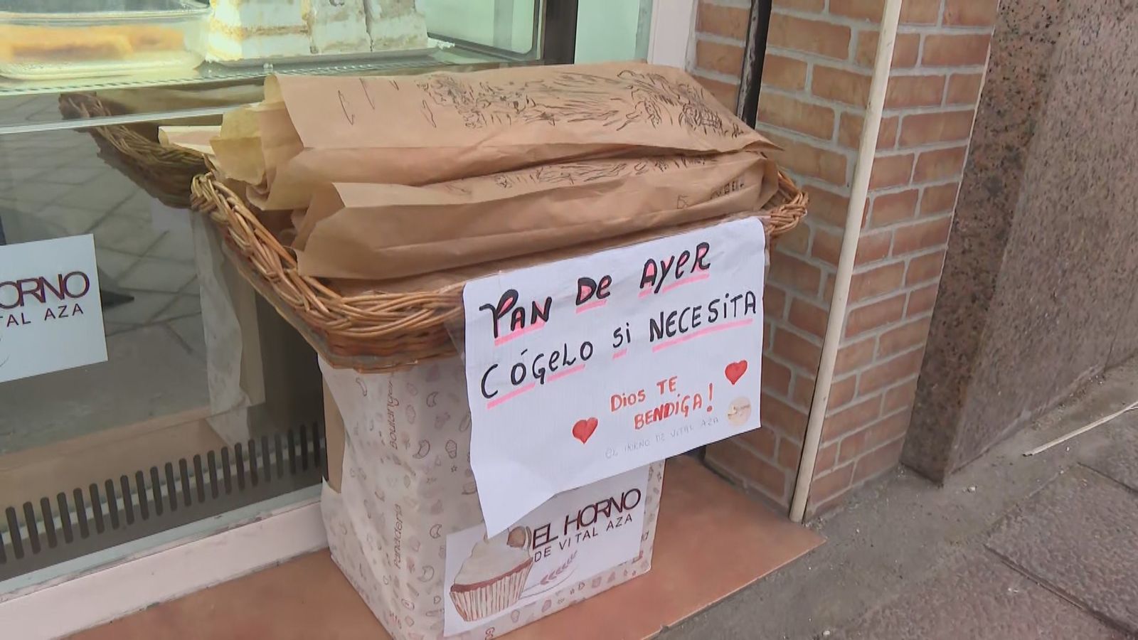 Una panadería regala el pan del día anterior a los vecinos para que no se desperdicie