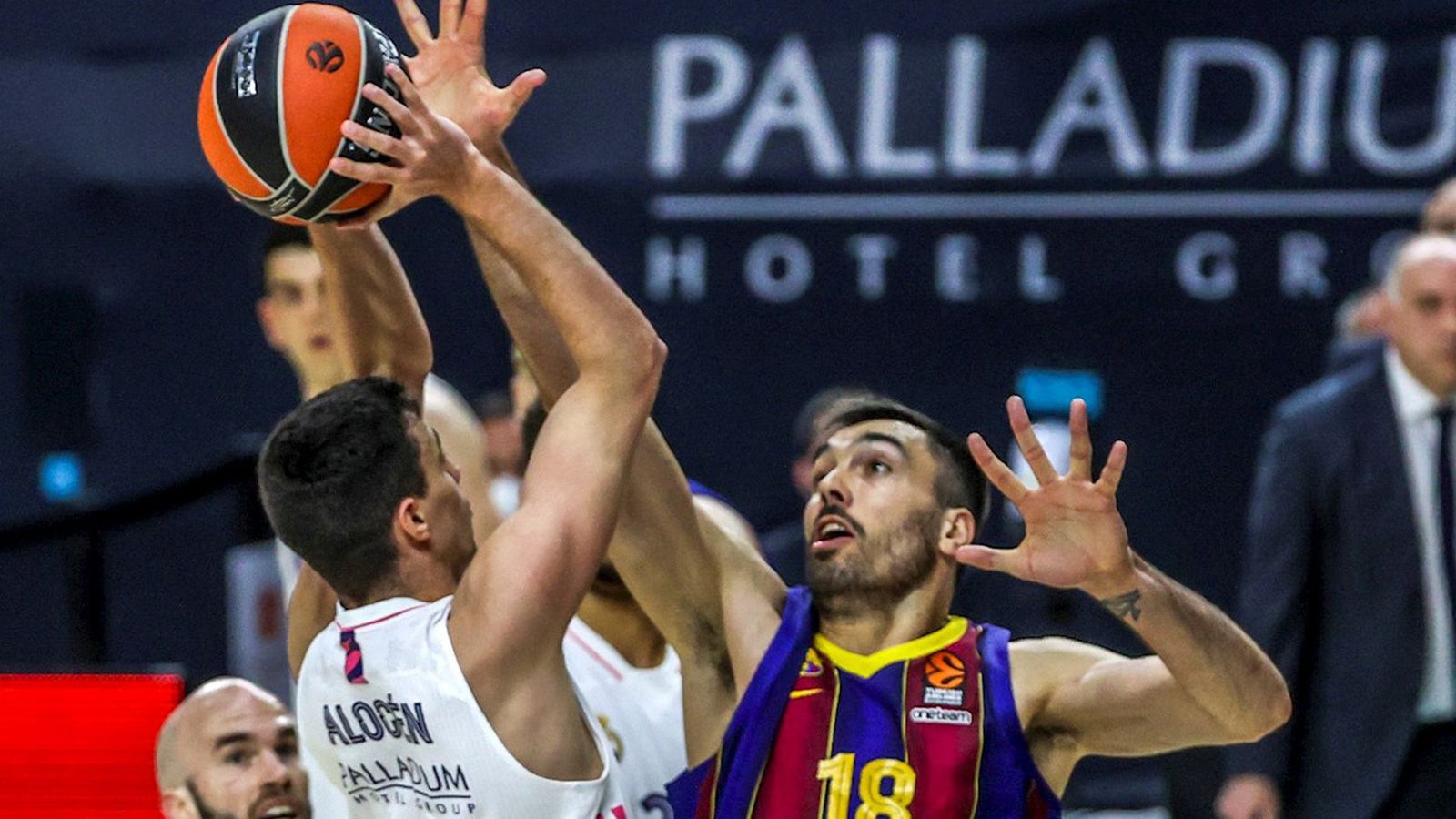 Carlos Alocén ante el Barcelona