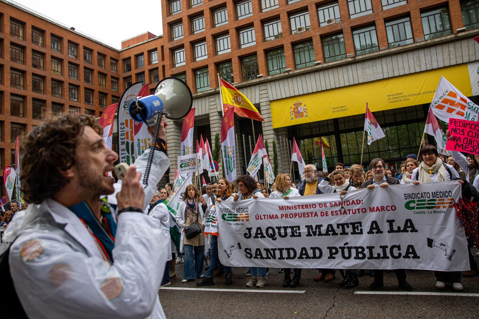 Manifestación de médicos convocada en Madrid por los sindicatos CESM y SMA para protestar por la propuesta de reforma del estatuto marco que regula las condiciones laborales del personal del Sistema Nacional de Salud