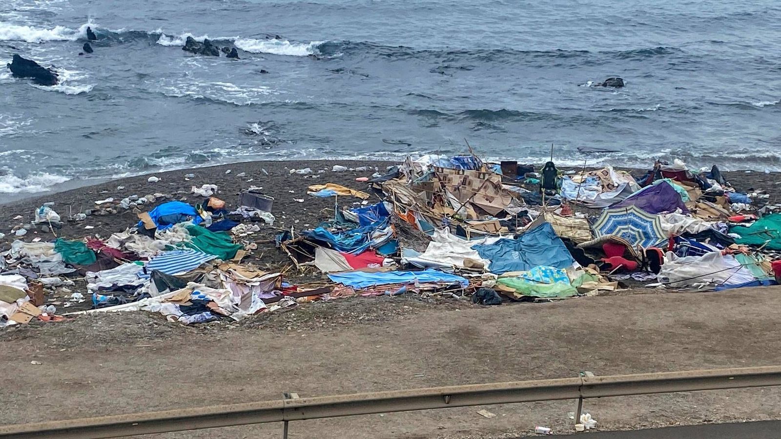 La Policía desaloja por completo la playa del Trampolín de Ceuta, principal asentamiento de migrantes