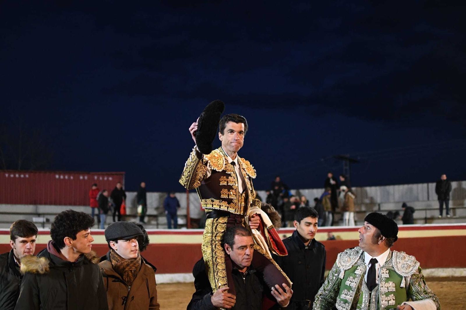 El torero Rafael de Julia sale a hombros de la plaza