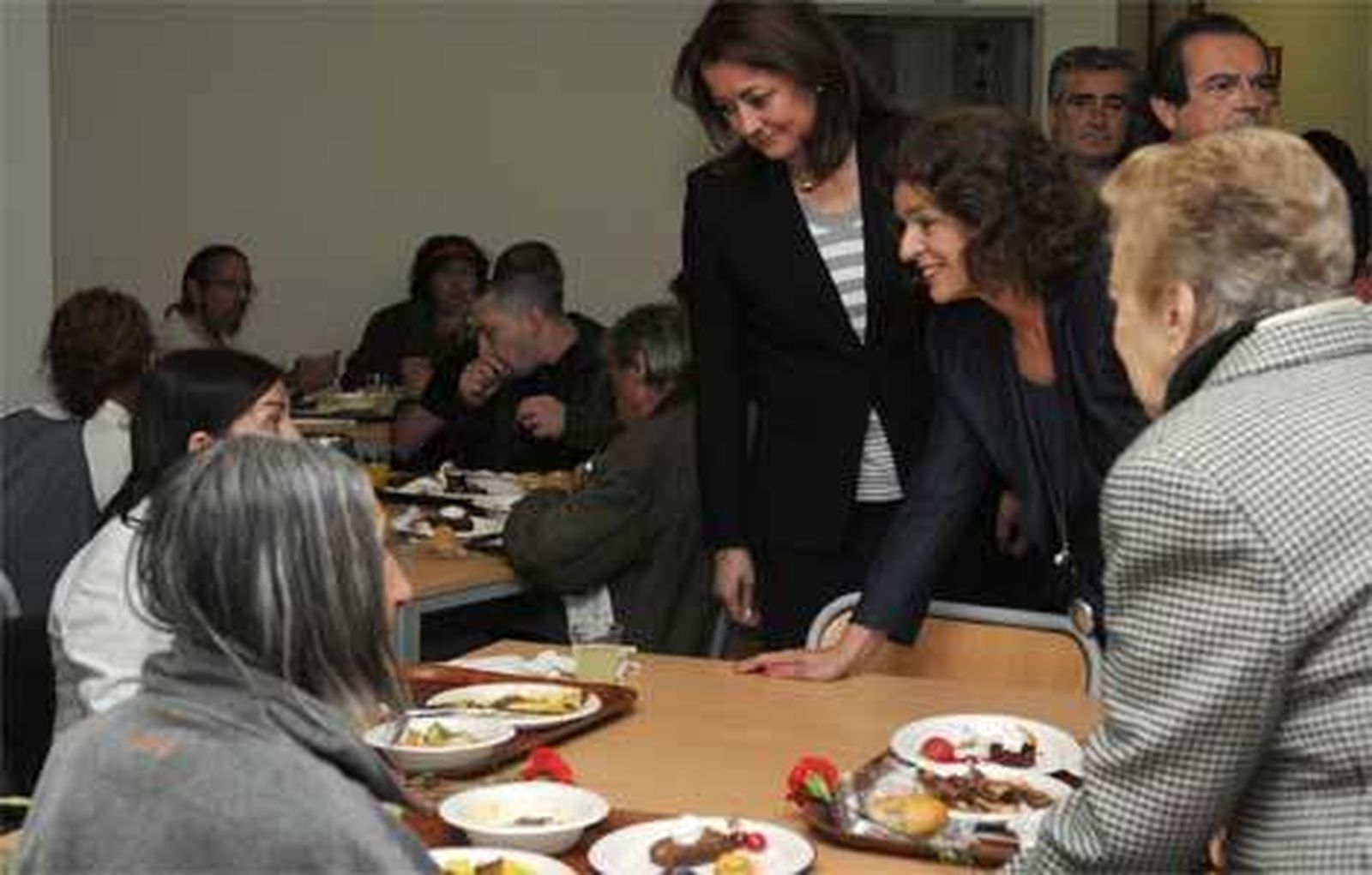 Botella sirve menús solidarios en el albergue San Isidro