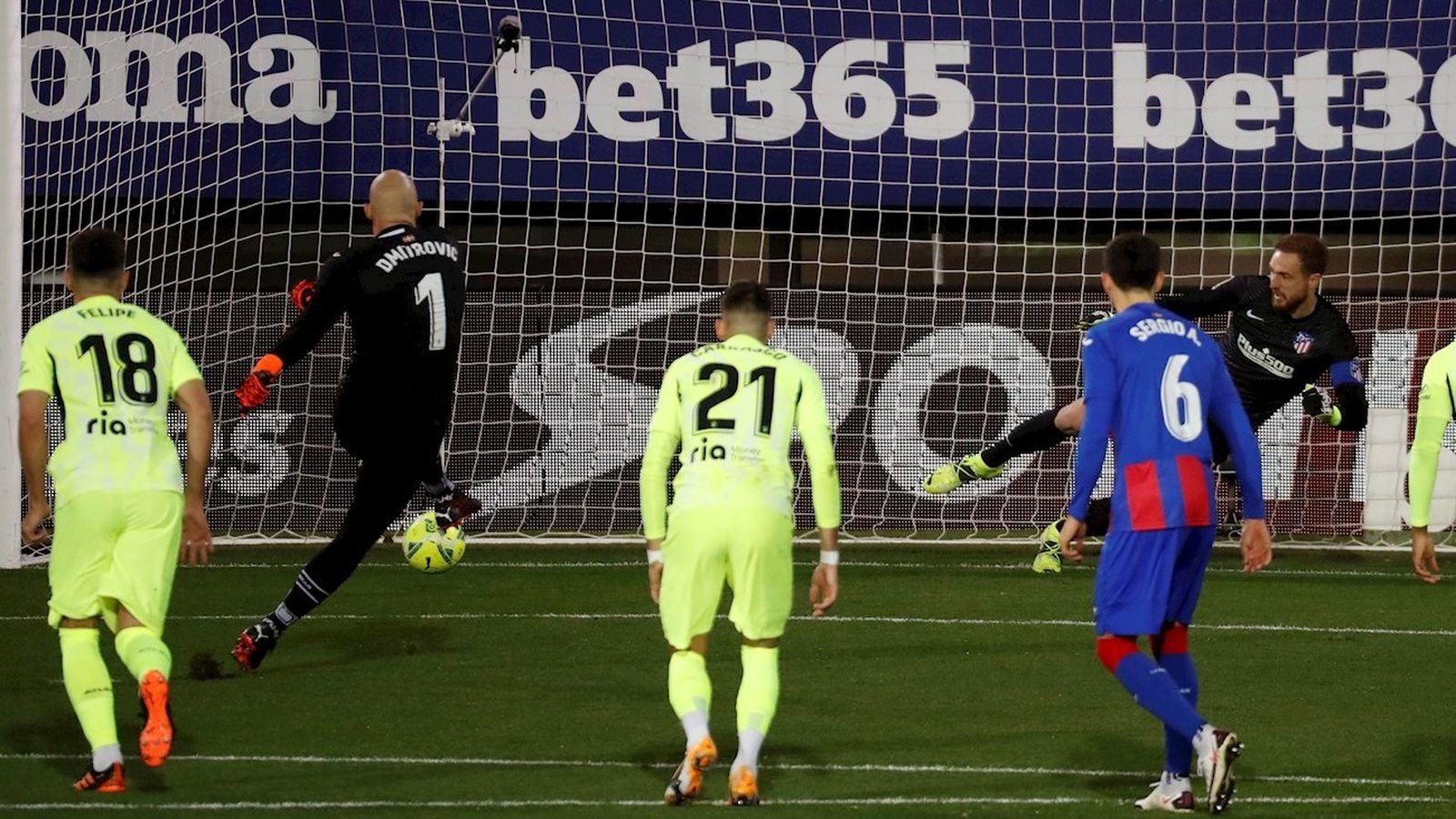 Marko Dmitrovic marca de penalti a Oblak