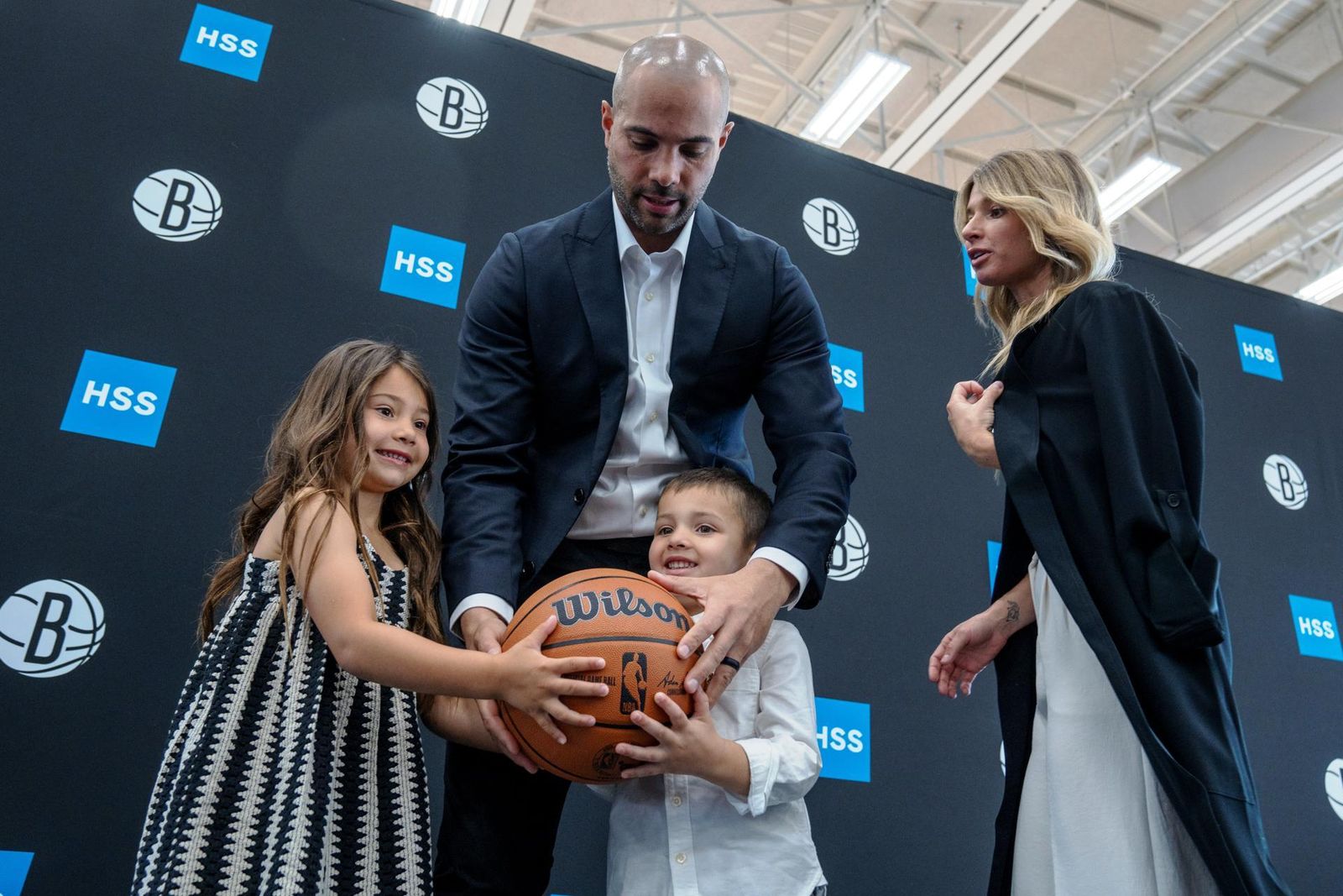 El nuevo entrenador de los Brooklyn Nets, Jordi Fernández junto a su familia