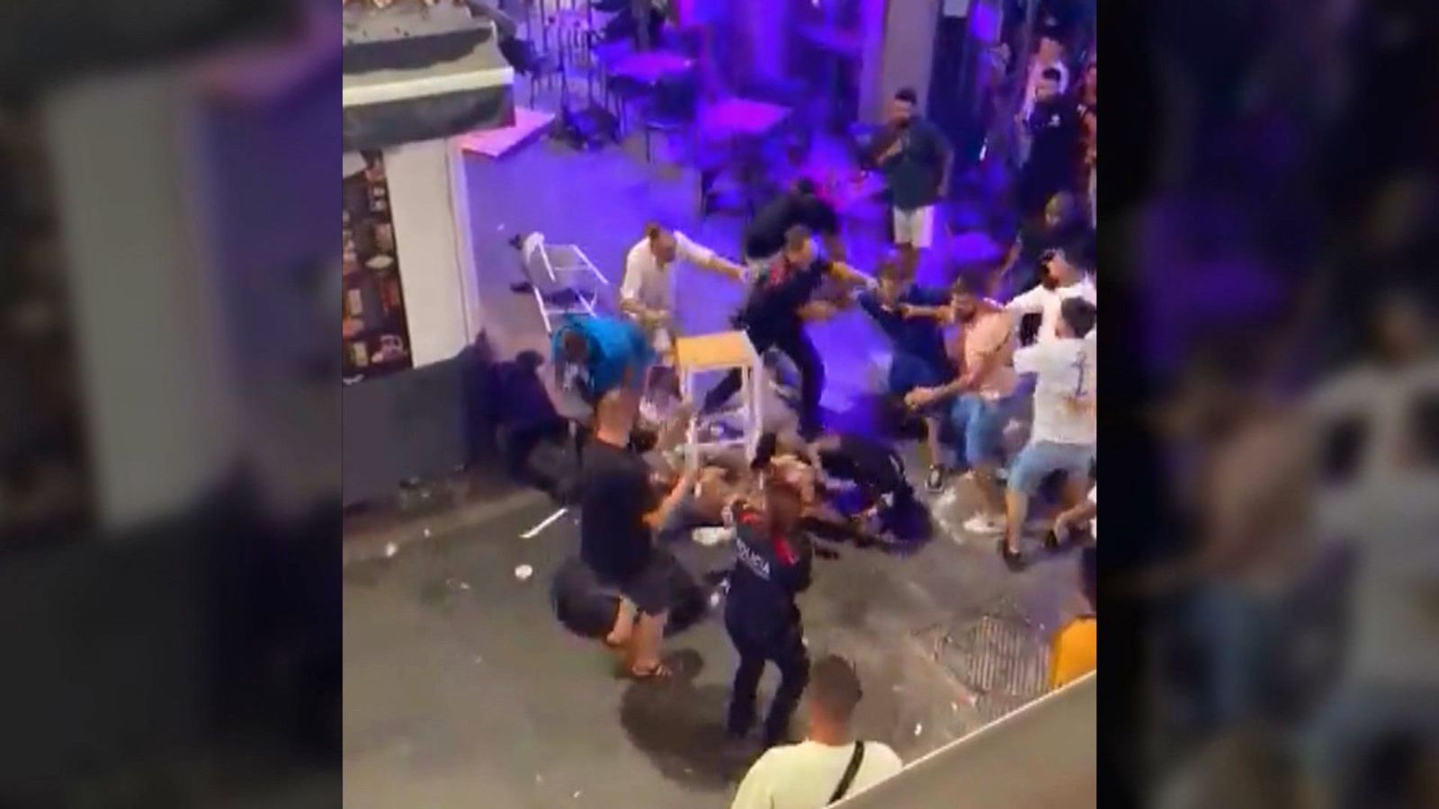 Una pelea multitudinaria obliga a cerrar y a desalojar una calle de Sitges, en Barcelona