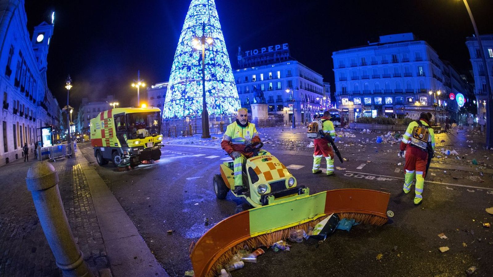 Los servicios de limpieza en la Puerta del Sol