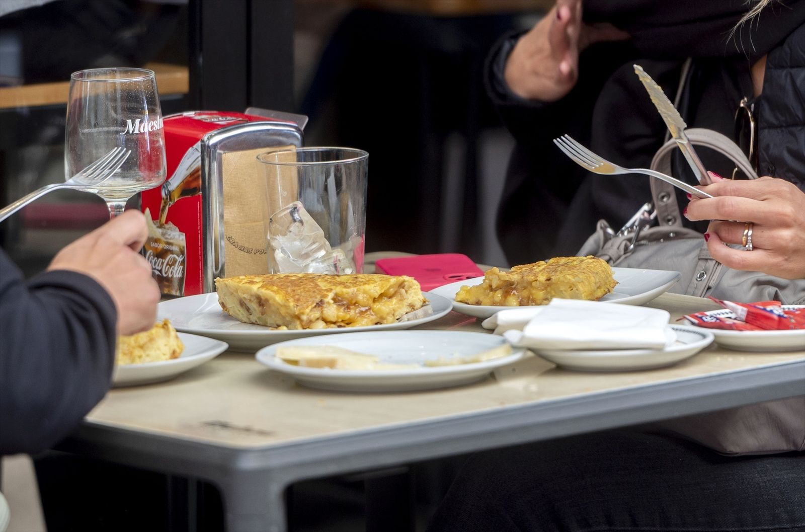 Gente comiendo en la terraza de un bar