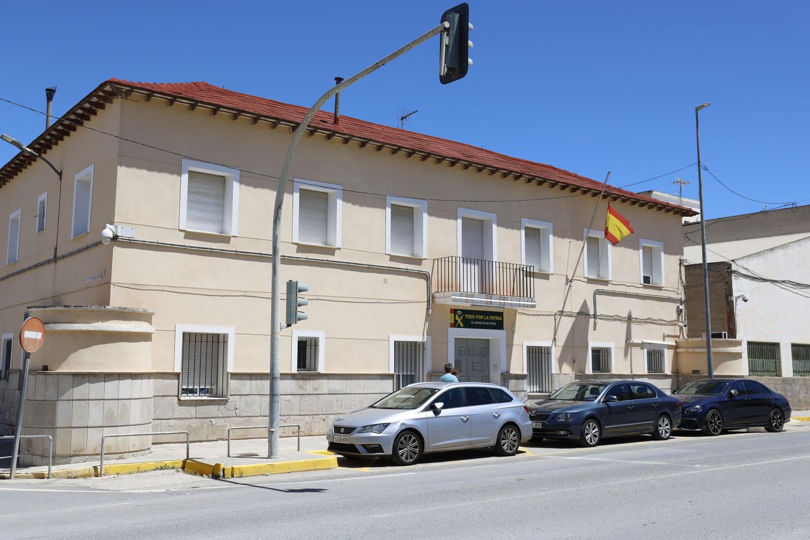 Hallan muertos por heridas de fuego a un agente de la guardia civil, su mujer y su hijo en Dolores (Alicante)