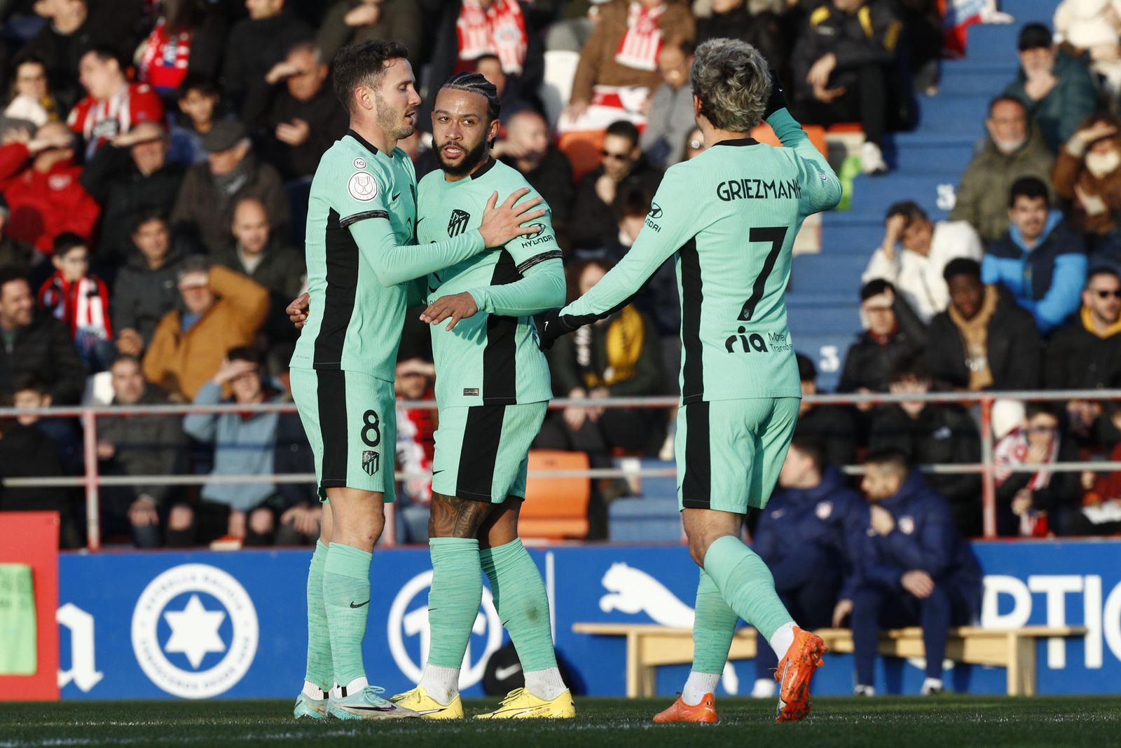 Depay celebra uno de sus goles ante el Lugo