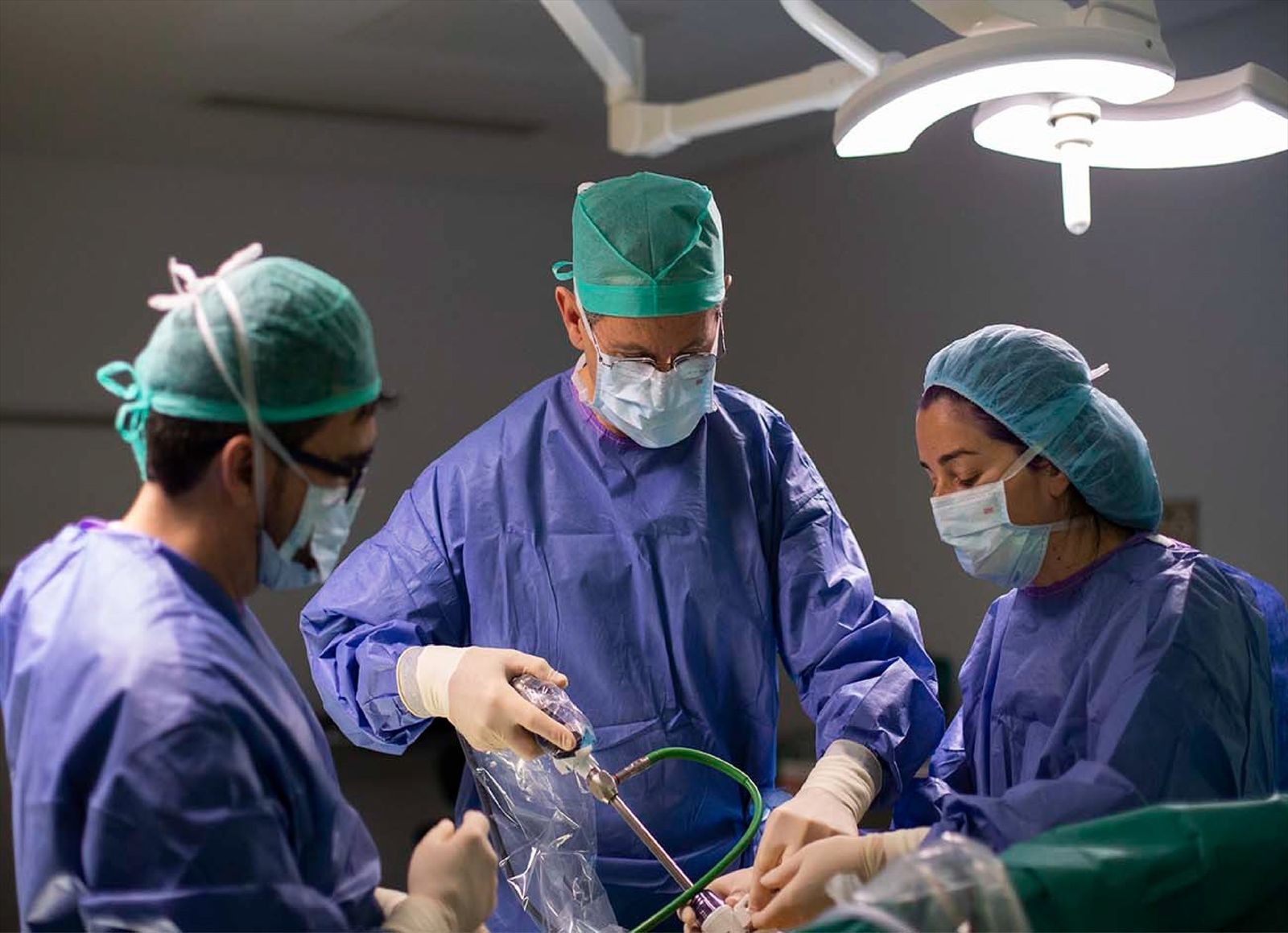 Cirujanos durante una intervención médica
