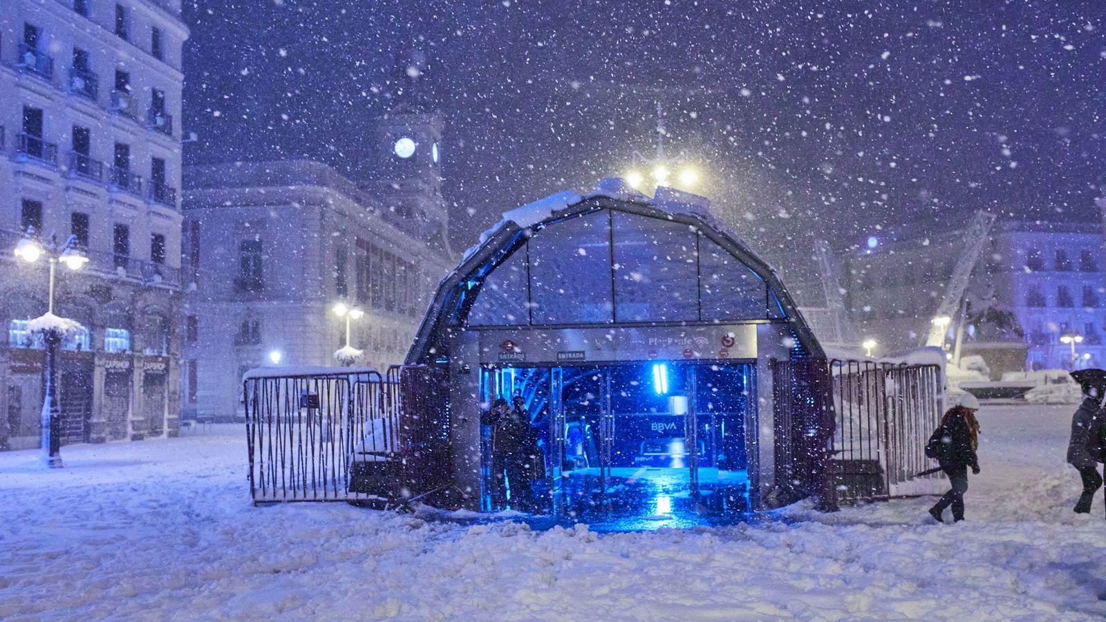 La entrada a la estación de Cercanías de Sol, rodeada de nieve