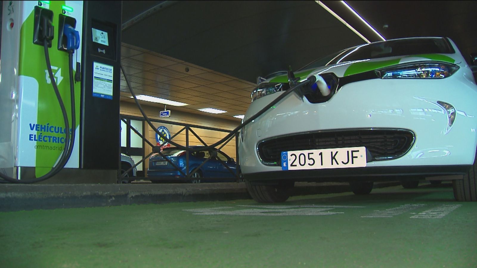 Coche eléctrico en recarga