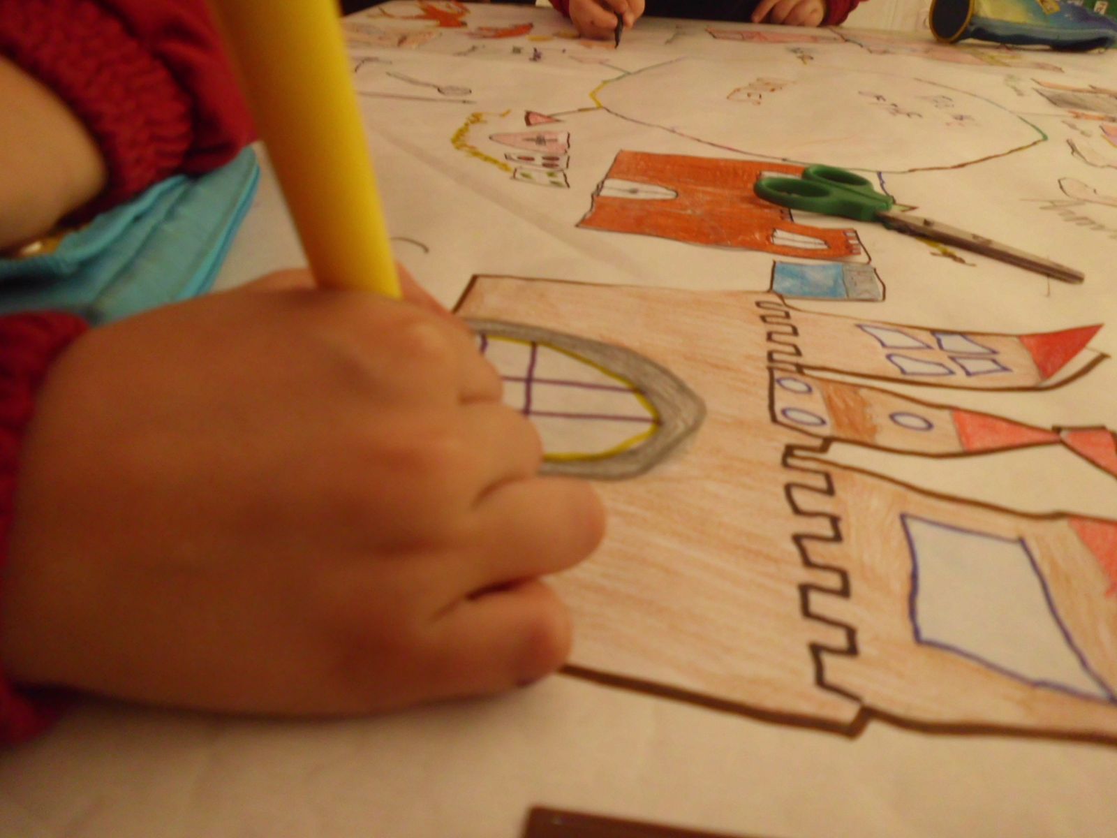 Un niño pintando en una escuela infantil