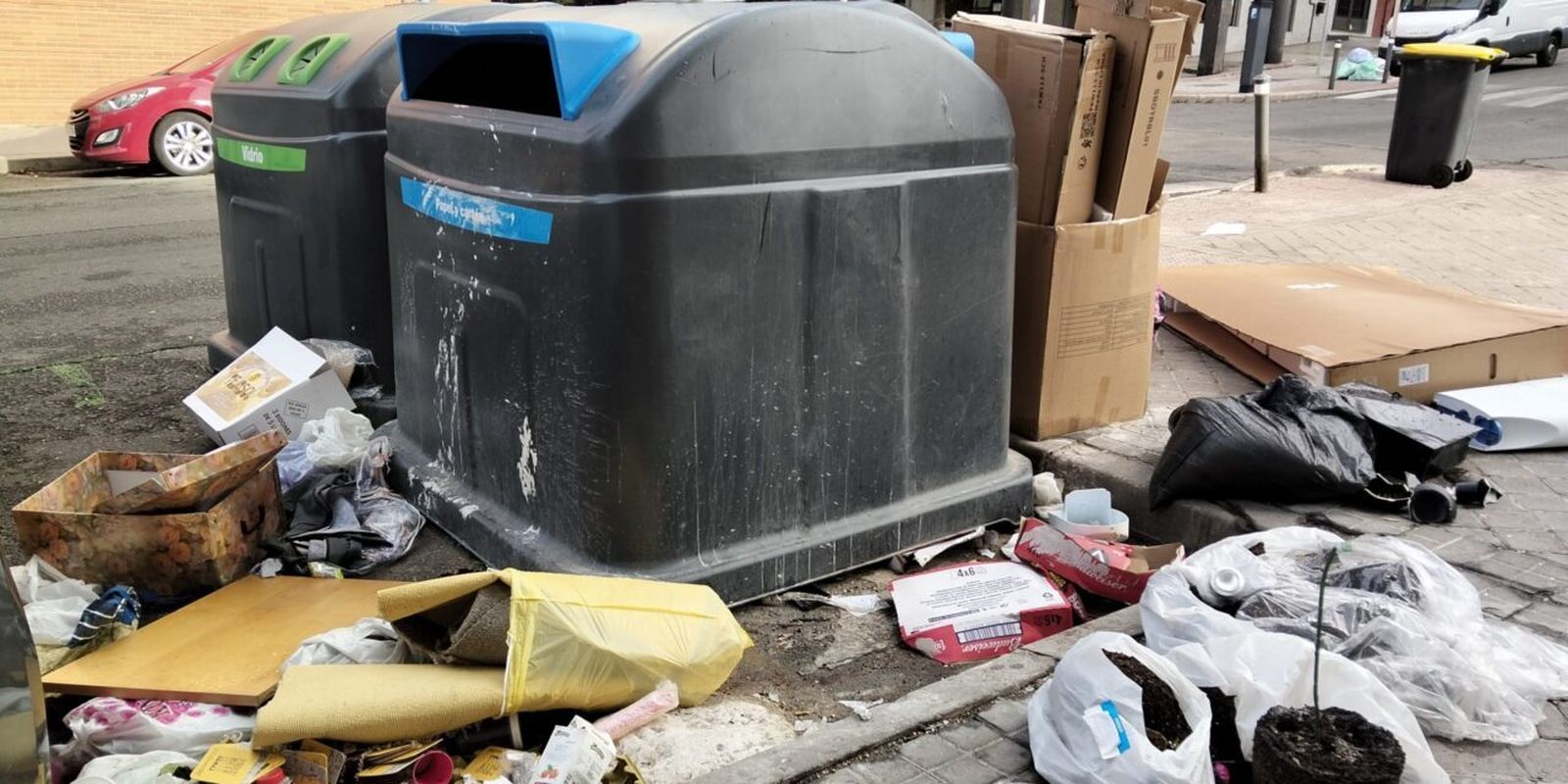 Basura en el barrio de San Pascual de Ciudad Lineal