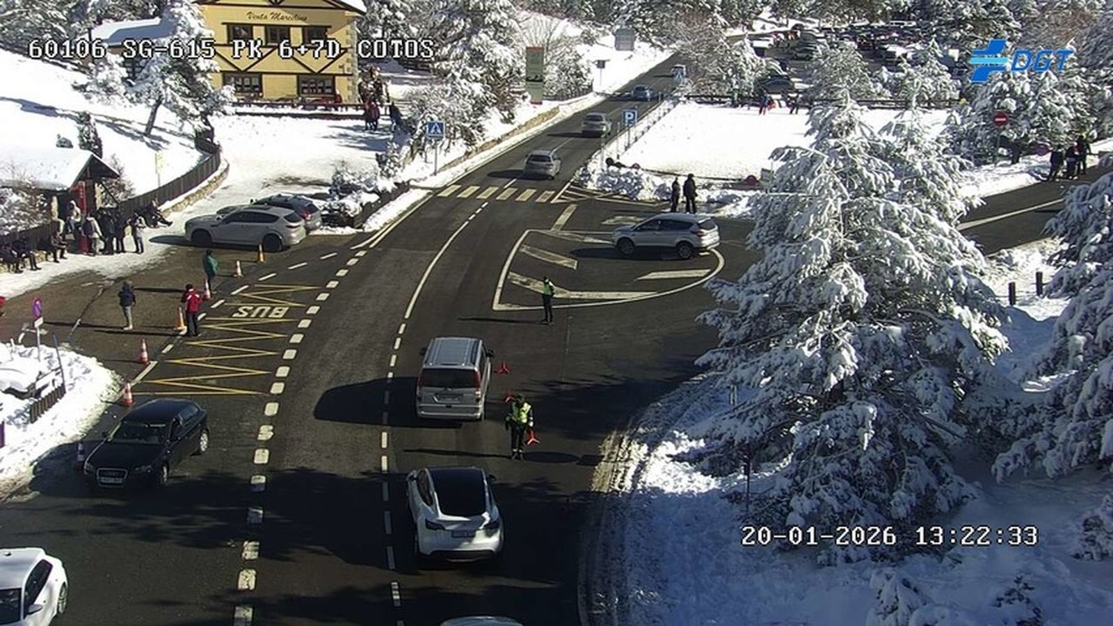Corte de la Guardia Civil de la carretera a la estación de Valdesquí desde Cotos