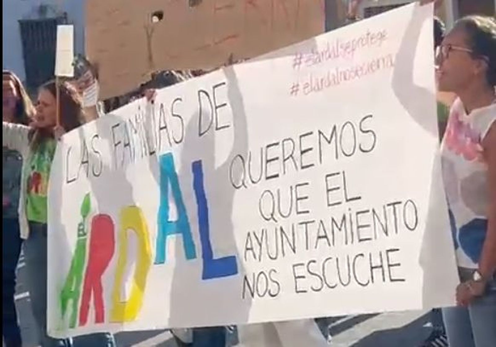 Protesta de las familias del colegio El Ardal ante el Ayuntamiento de San Sebastián de los Reyes