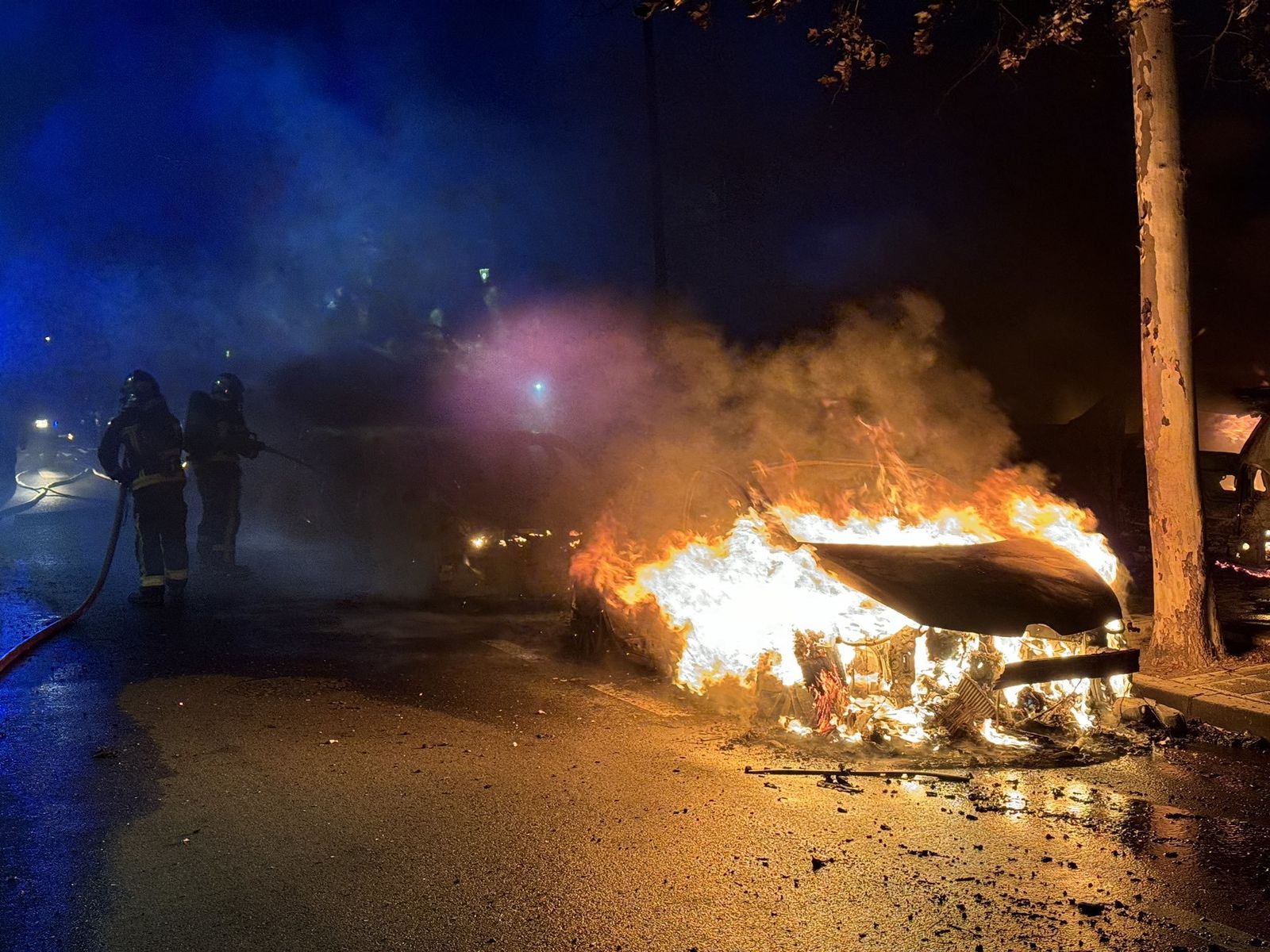 Seis vehículos arden en un incendio en Pozuelo de Alarcón