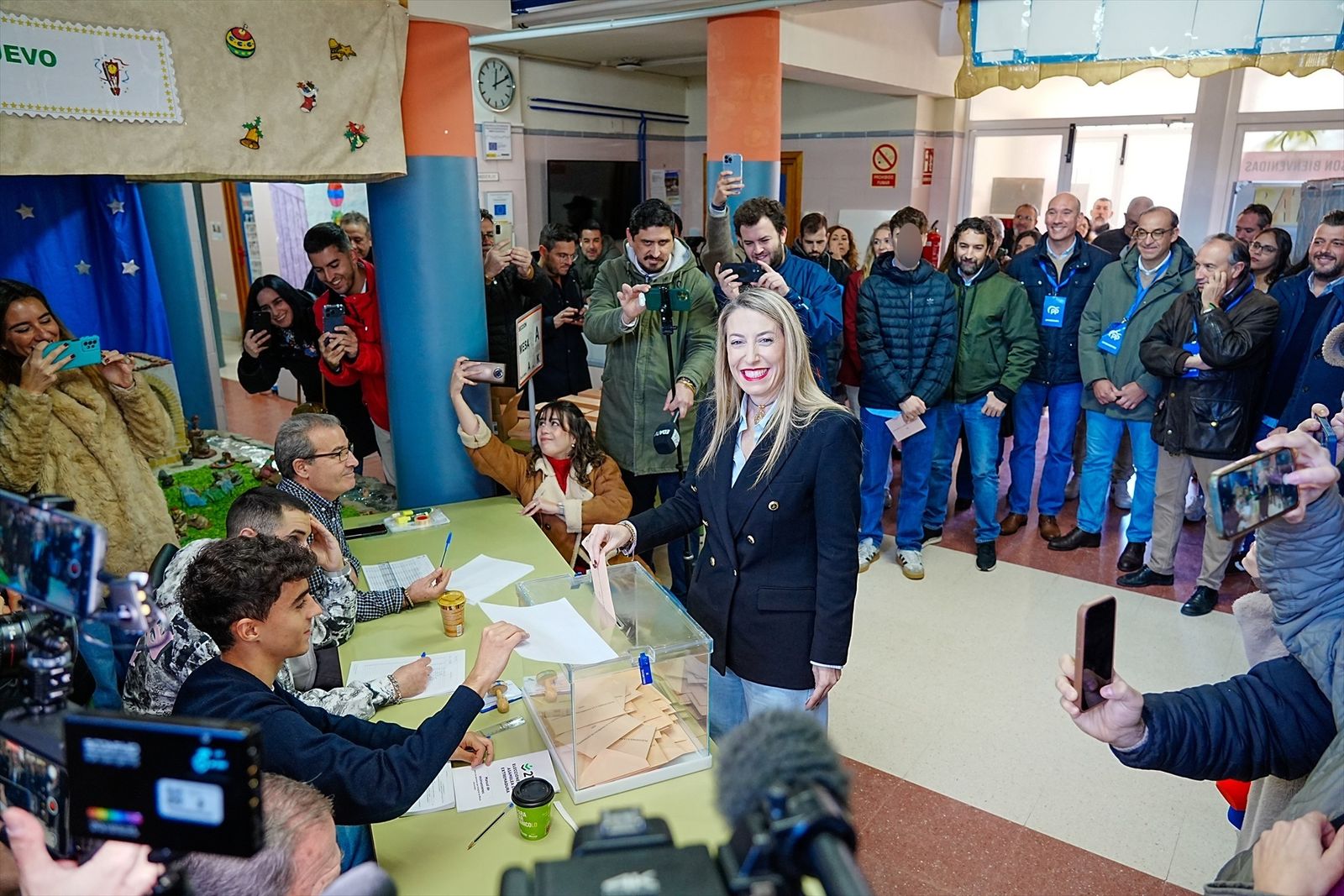 María Guardiola vota en las elecciones en Extremadura