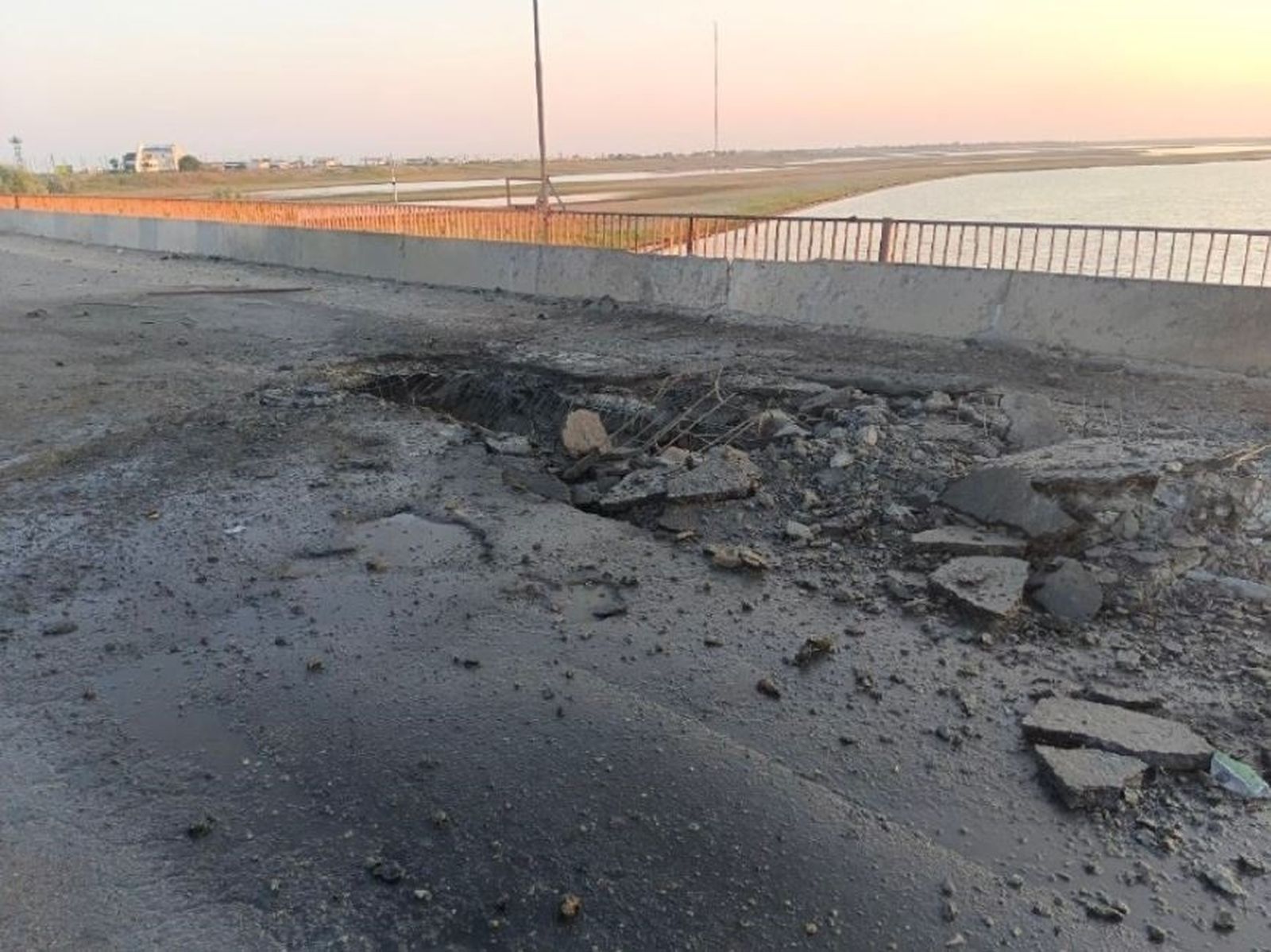 Ataque contra el puente que une la región de Jersón con Crimea