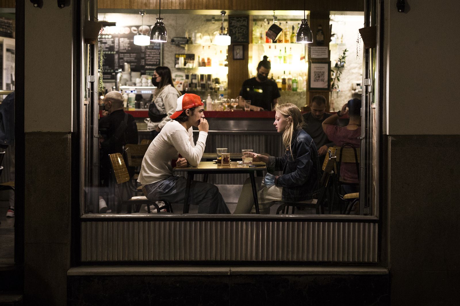 Dos jóvenes en el interior de un bar en el barrio de las Letras,