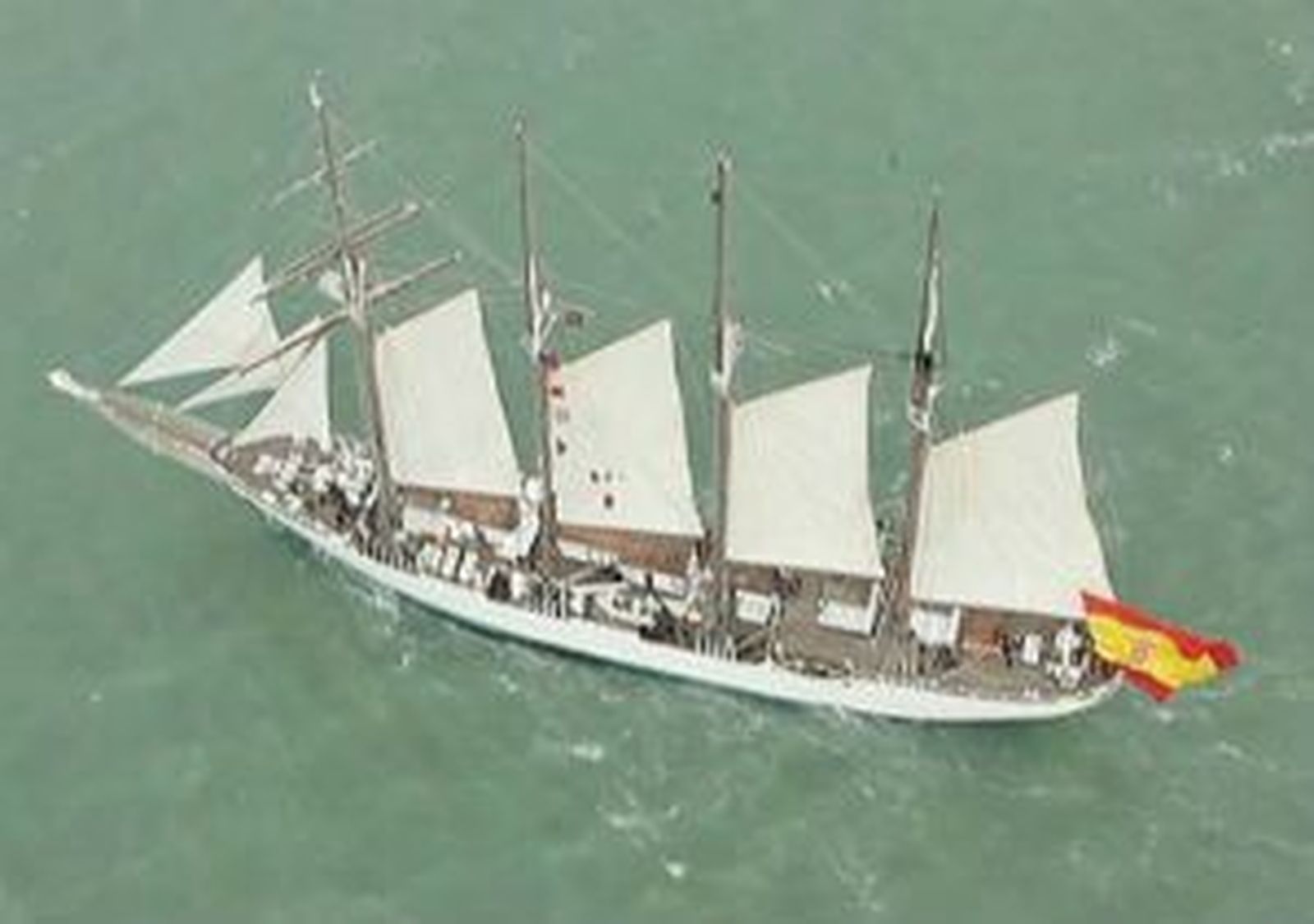El Juan Sebastián de Elcano homenajea a Blas de Lezo en Cartagena de Indias