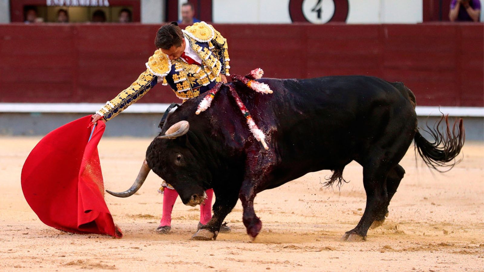 Diego Urdiales en un momento de su faena