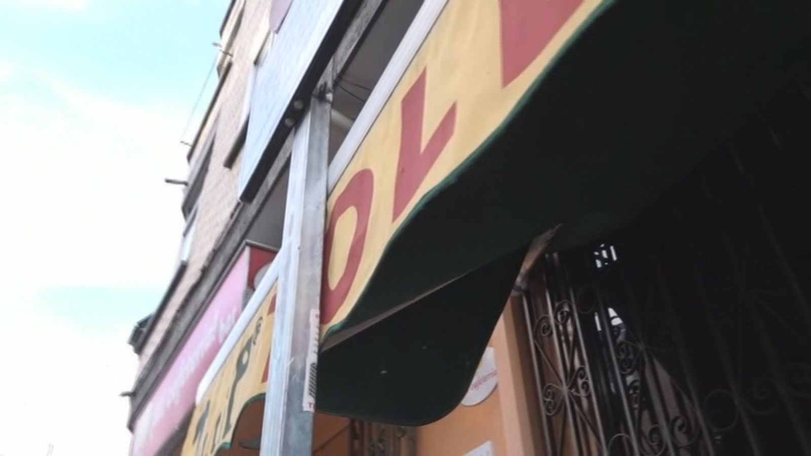 Una señal le imposibilita bajar el toldo de su cafetería, en Guadarrama